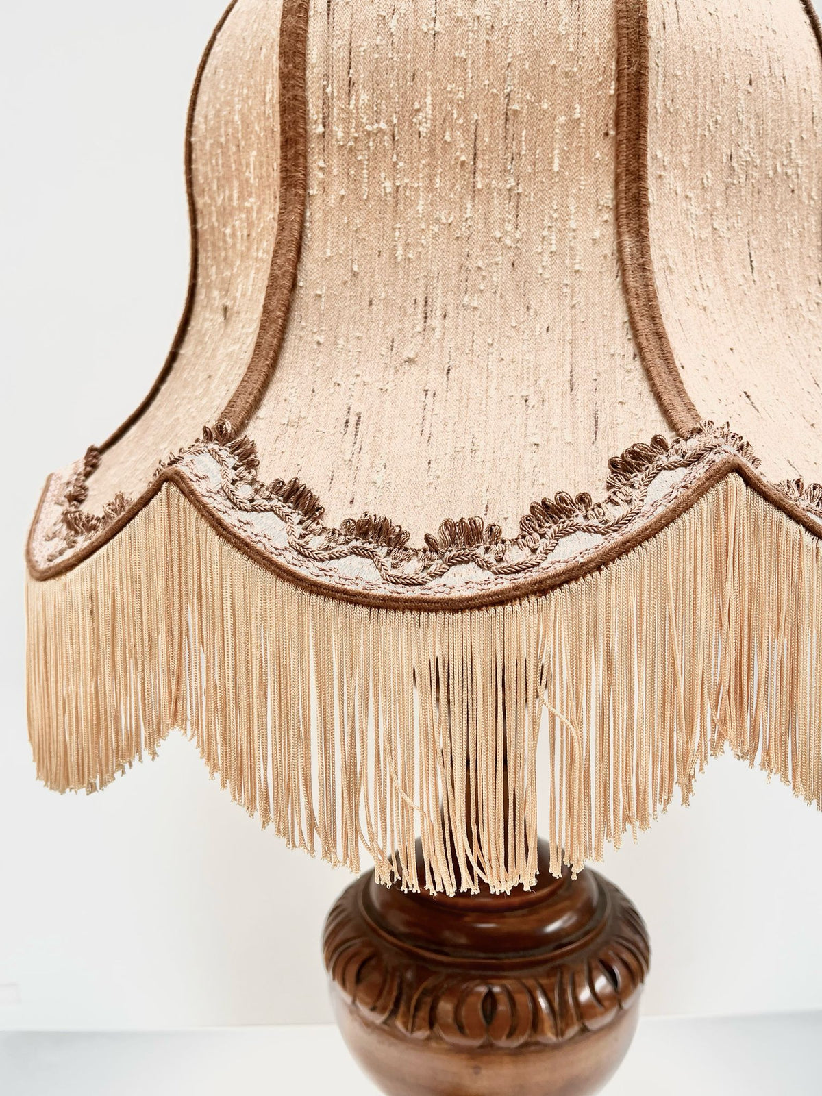 Lampe en bois marron et beige