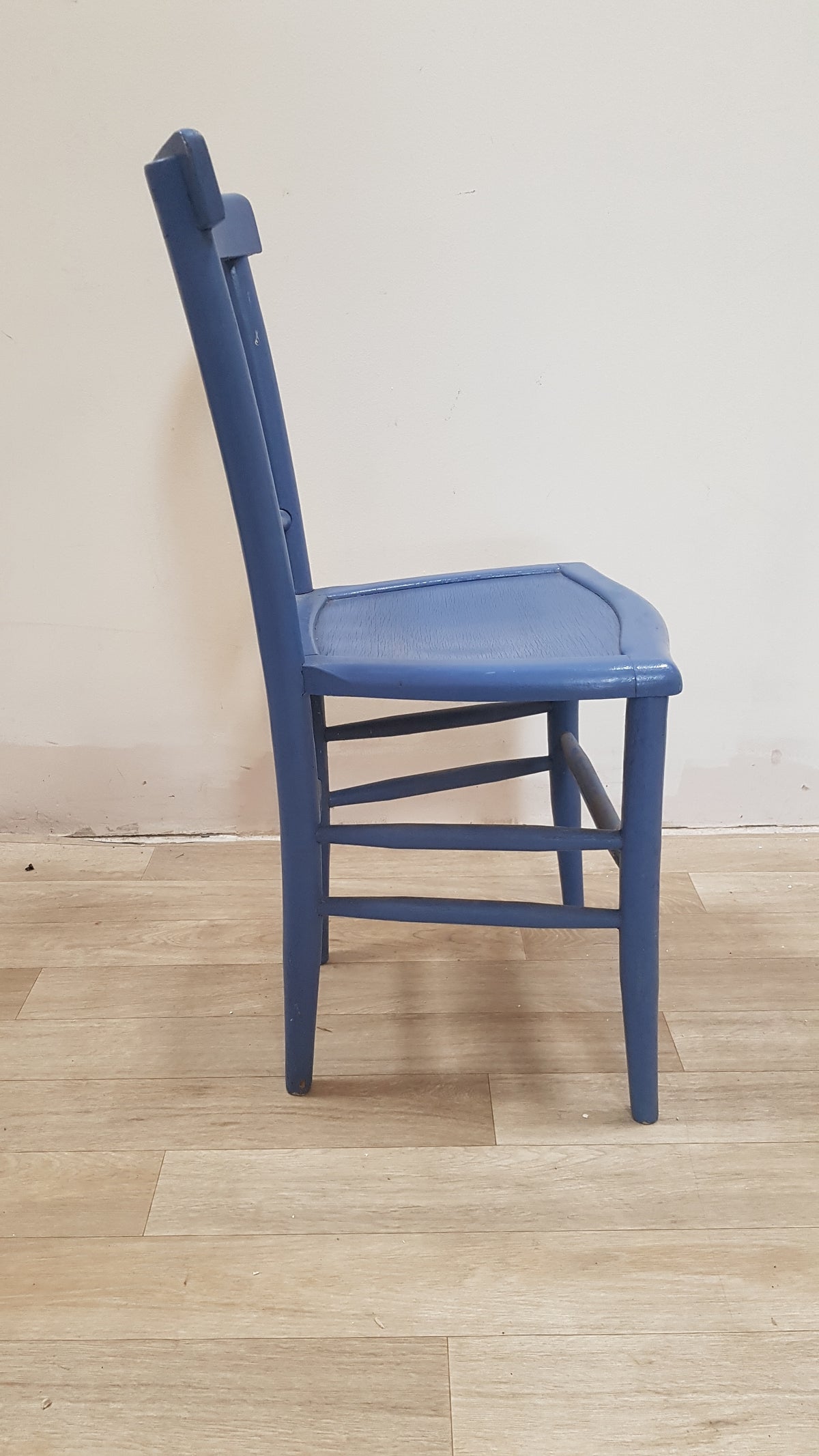 Chaises en bois bleue et jaune