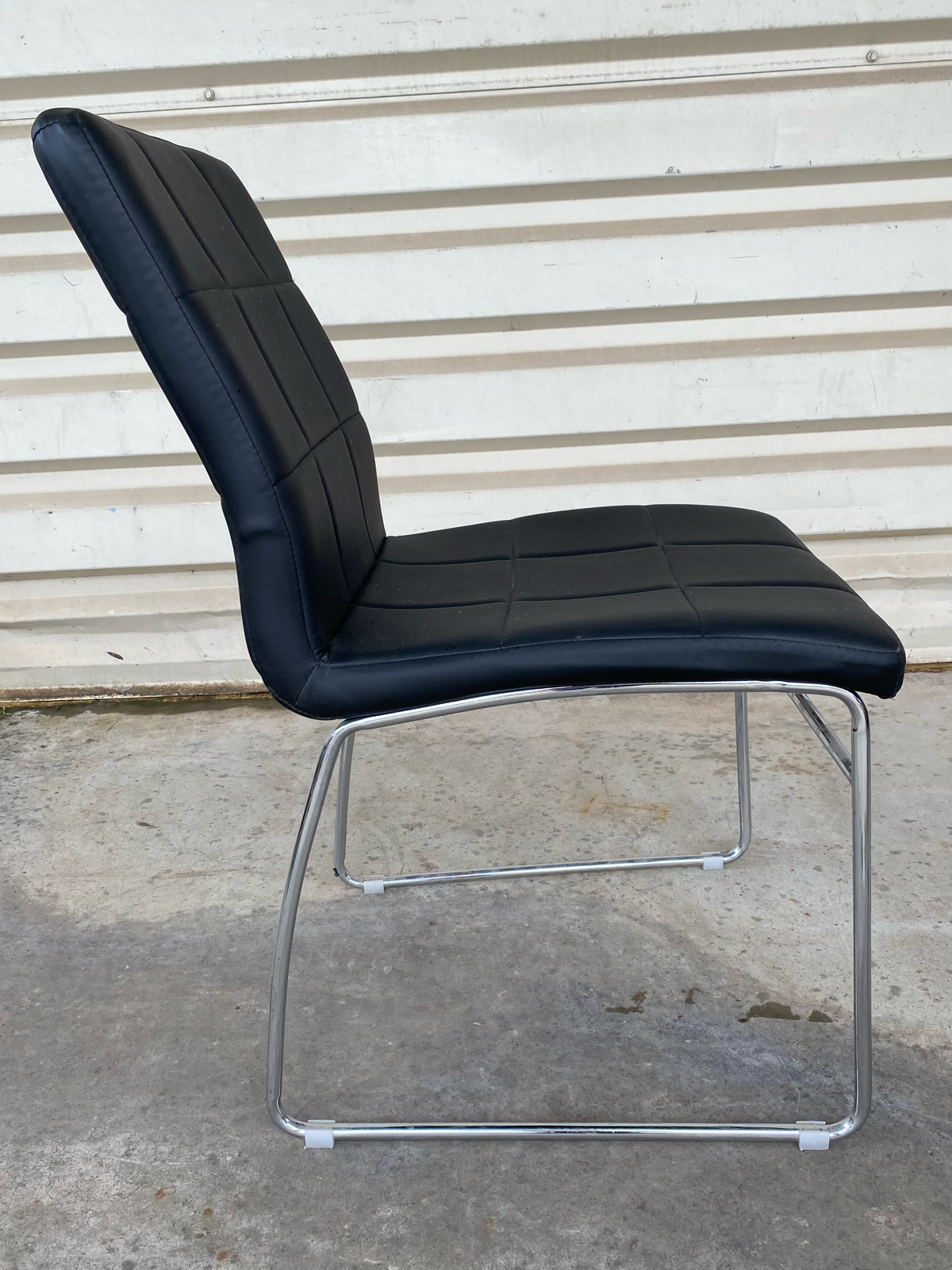 Chaise fauteuil cuir / acier matelassé