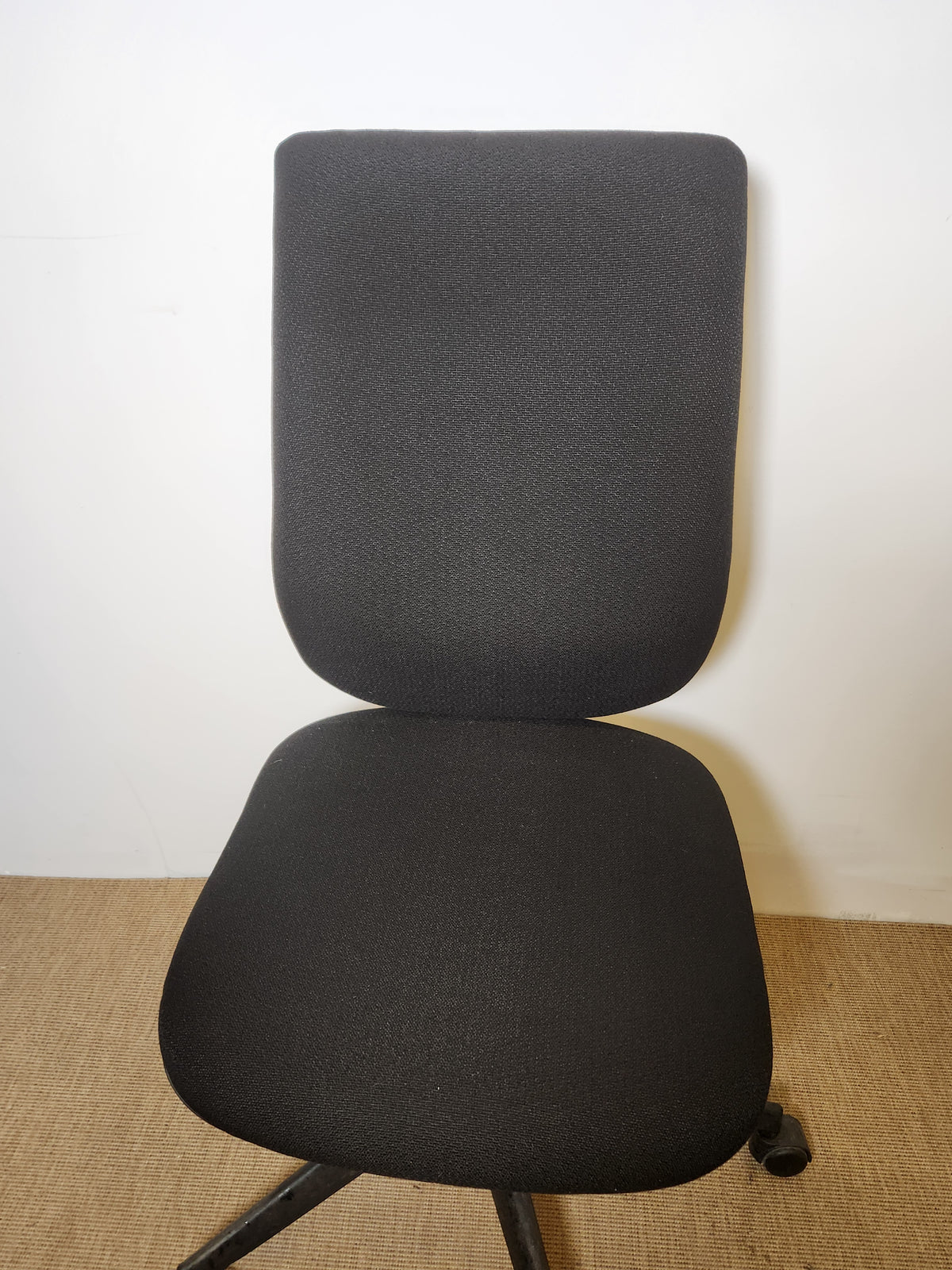 Chaise roulante noire en tissu