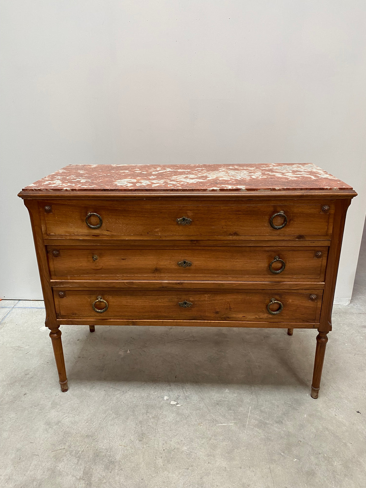 Coiffeuse ancienne en bois à dessus de marbre et miroir