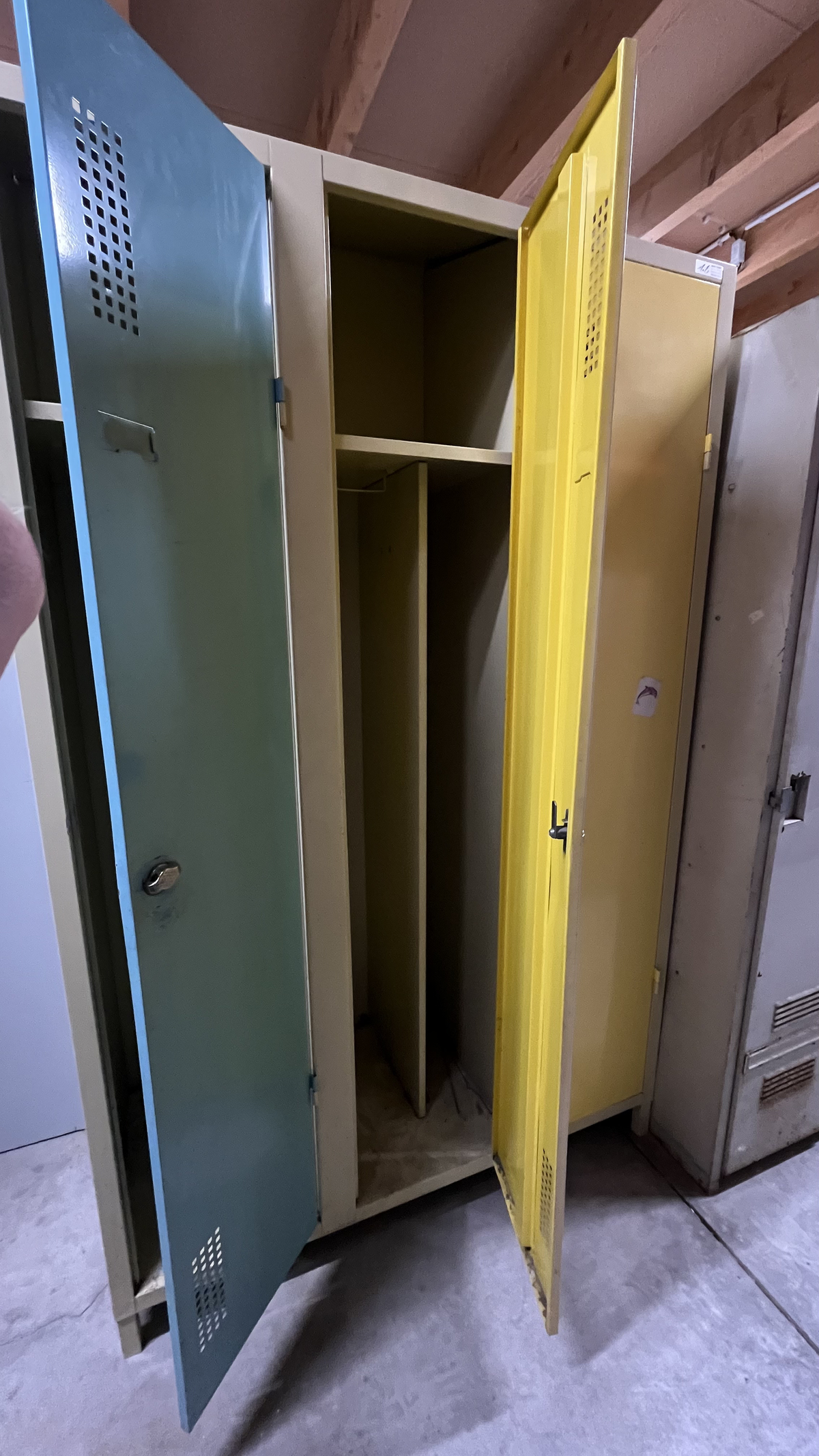 Vestiaire métallique trois portes bleu, beige et jaune