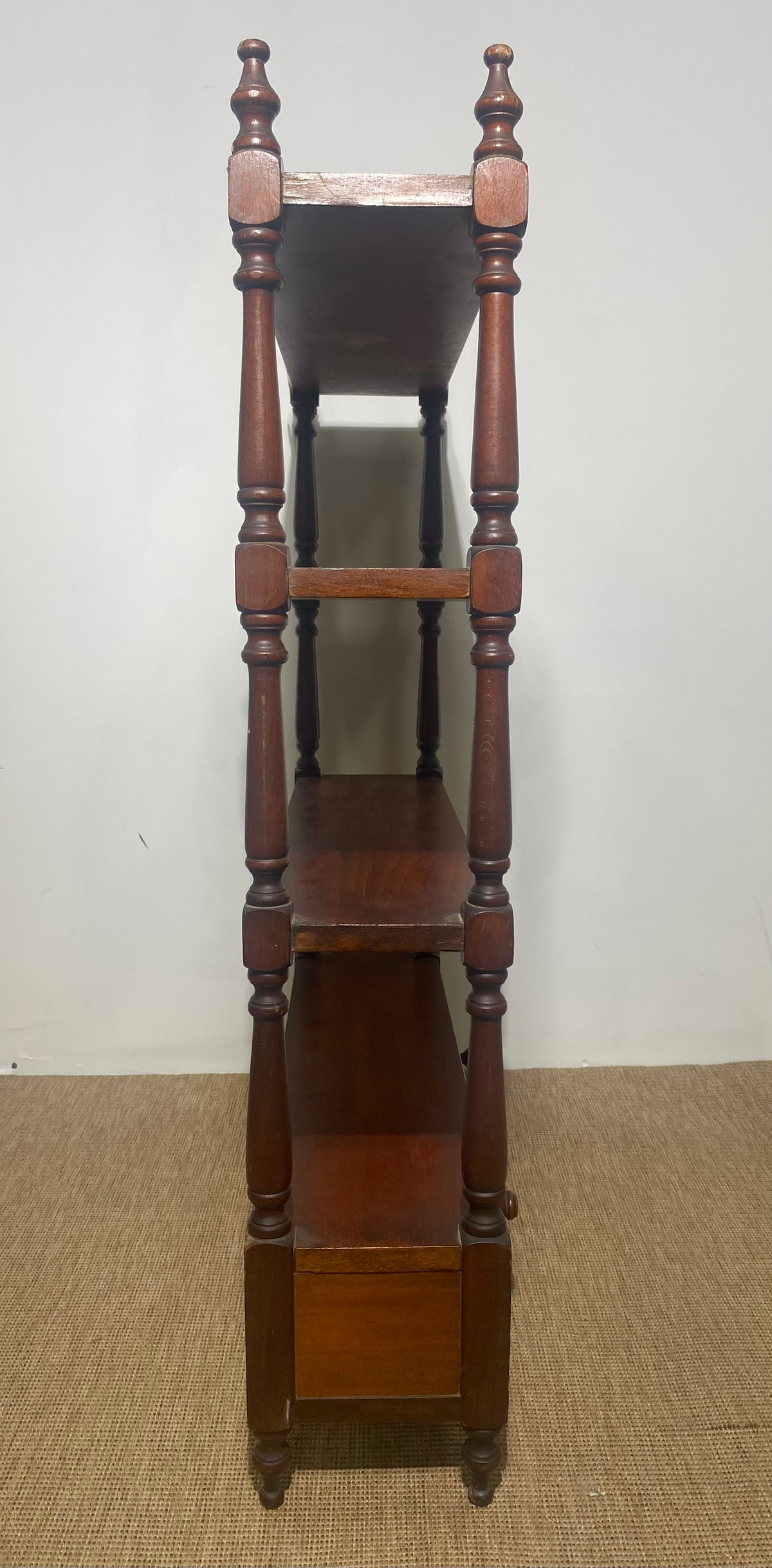 Étagère en bois foncé à montants tournés (L 65 × P 15 × H 90 cm)
