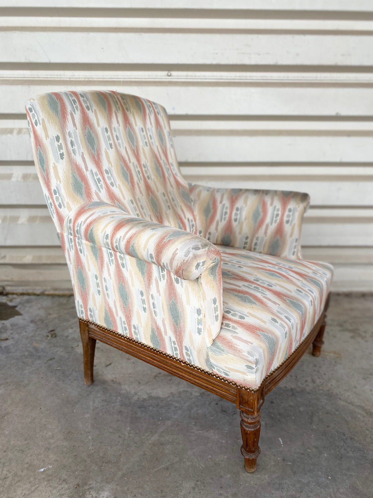 Fauteuil en tissu à motifs sur pieds tournés (H 90 cm)