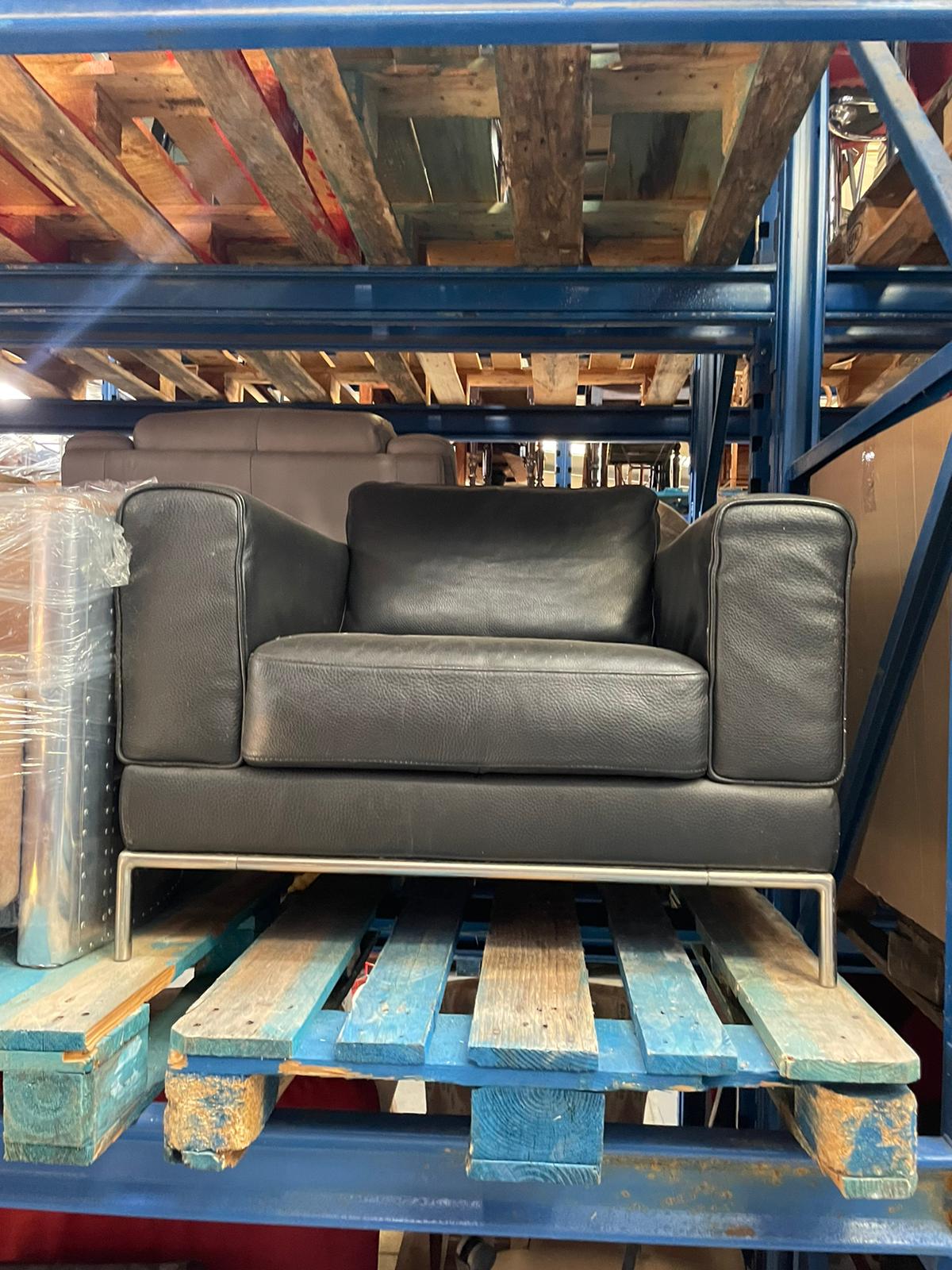 Fauteuil en cuir noir sur piètement en métal