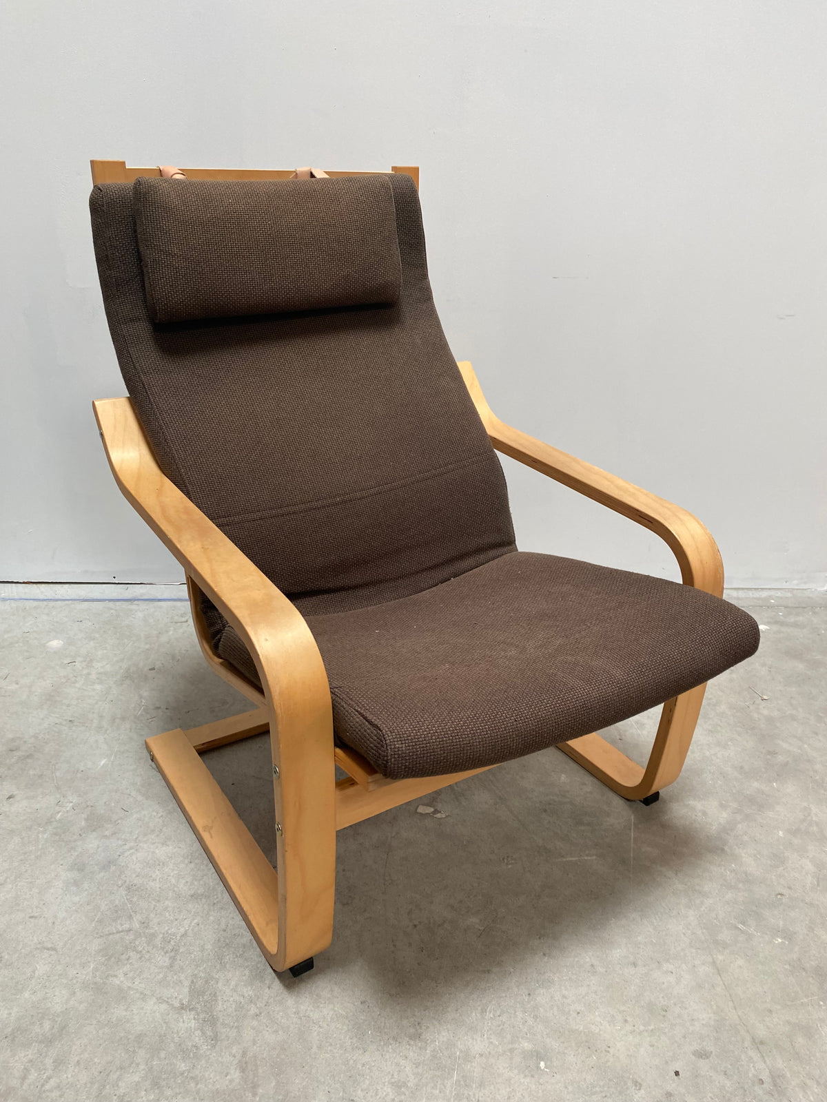 Fauteuil en bois courbé clair et coussin marron