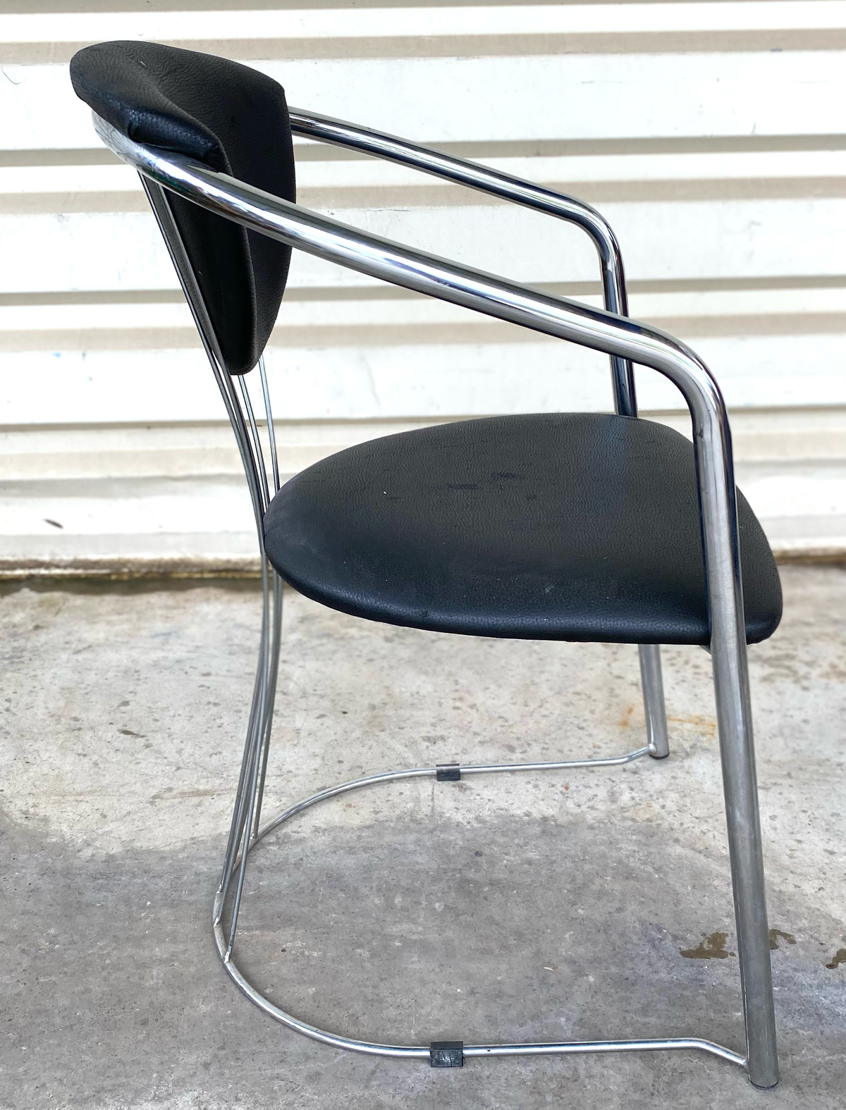 Chaise à accoudoirs en métal chromé et cuir noir