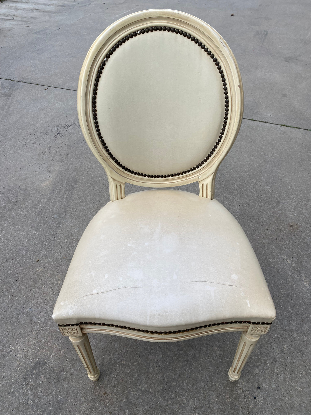 Chaise médaillon de style Louis XVI blanc cassé