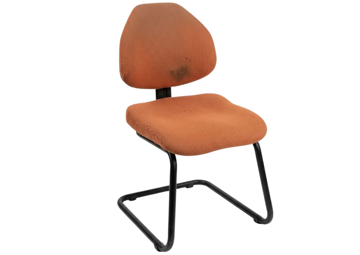Chaise luge en tissu orange sur structure en métal noir