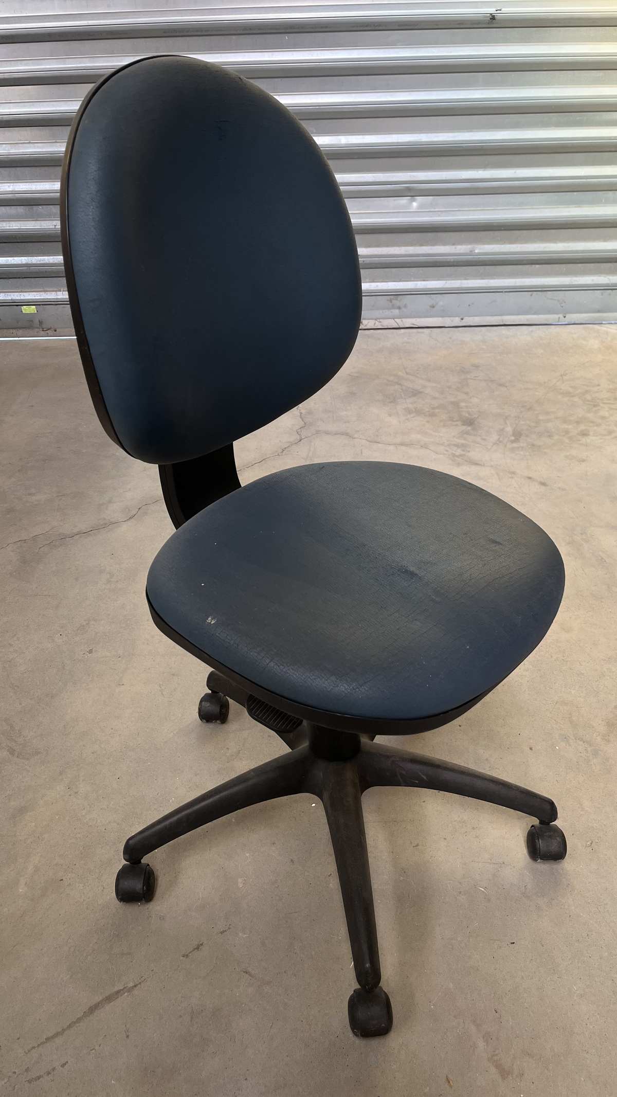 Chaise de bureau à roulettes en tissu bleu sans accoudoirs