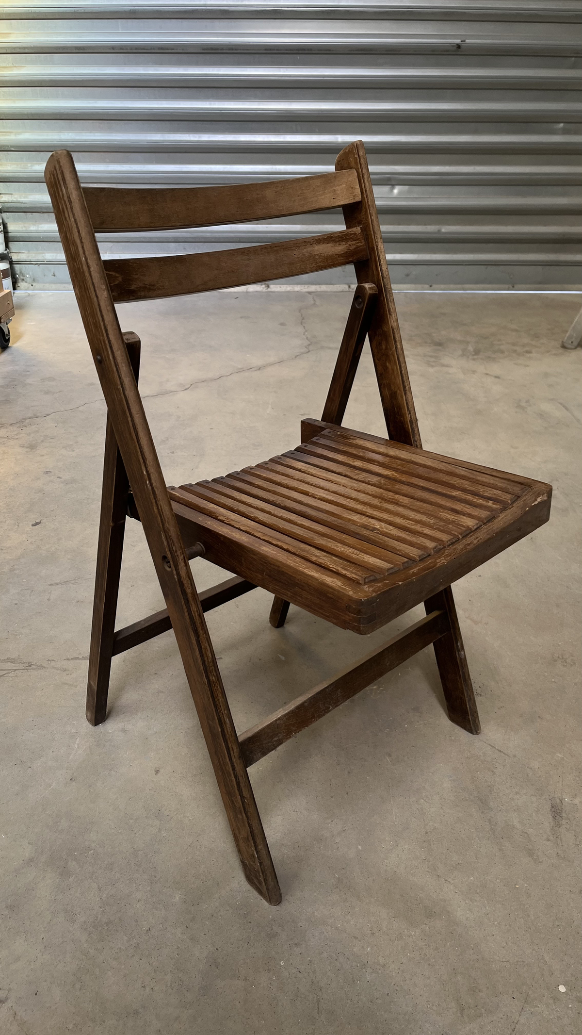 Chaise pliante en bois foncé à lattes