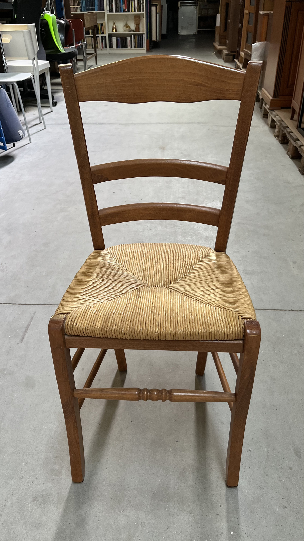 Chaise en bois foncé à assise paillée