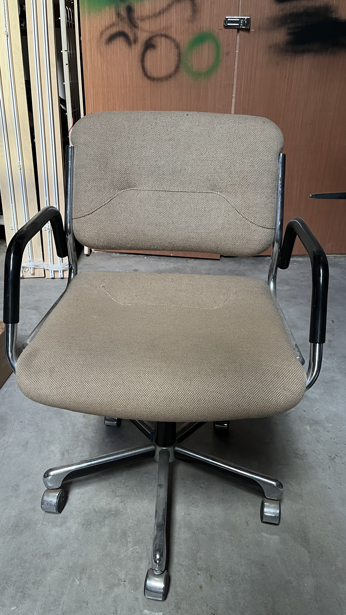 Chaise de bureau vintage à roulettes en tissu gris
