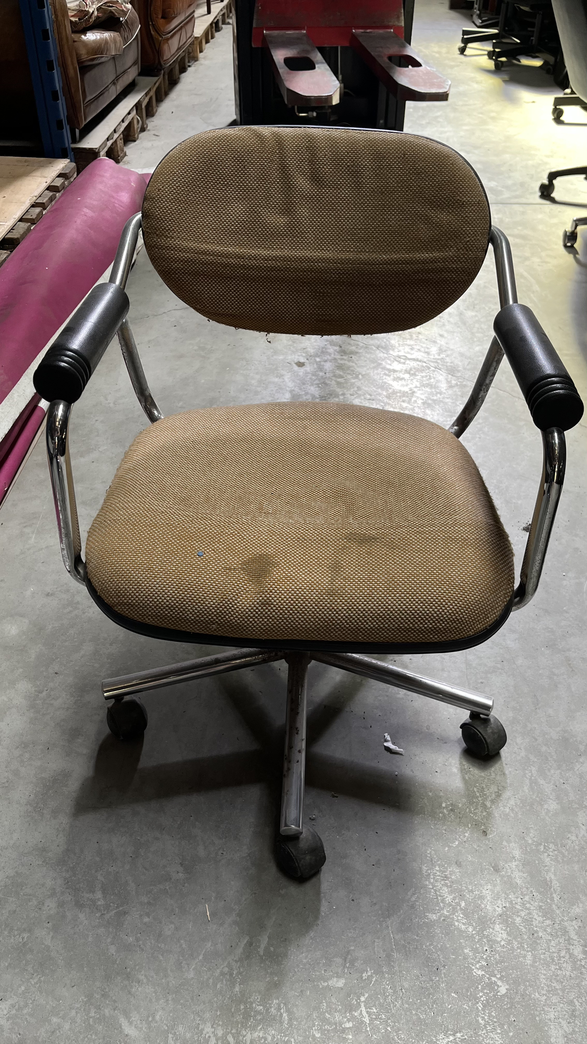 Chaise de bureau vintage à roulettes en tissu marron