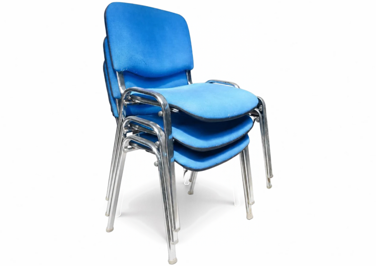 Lot de chaises empilables en tissu bleu sur pieds chromés