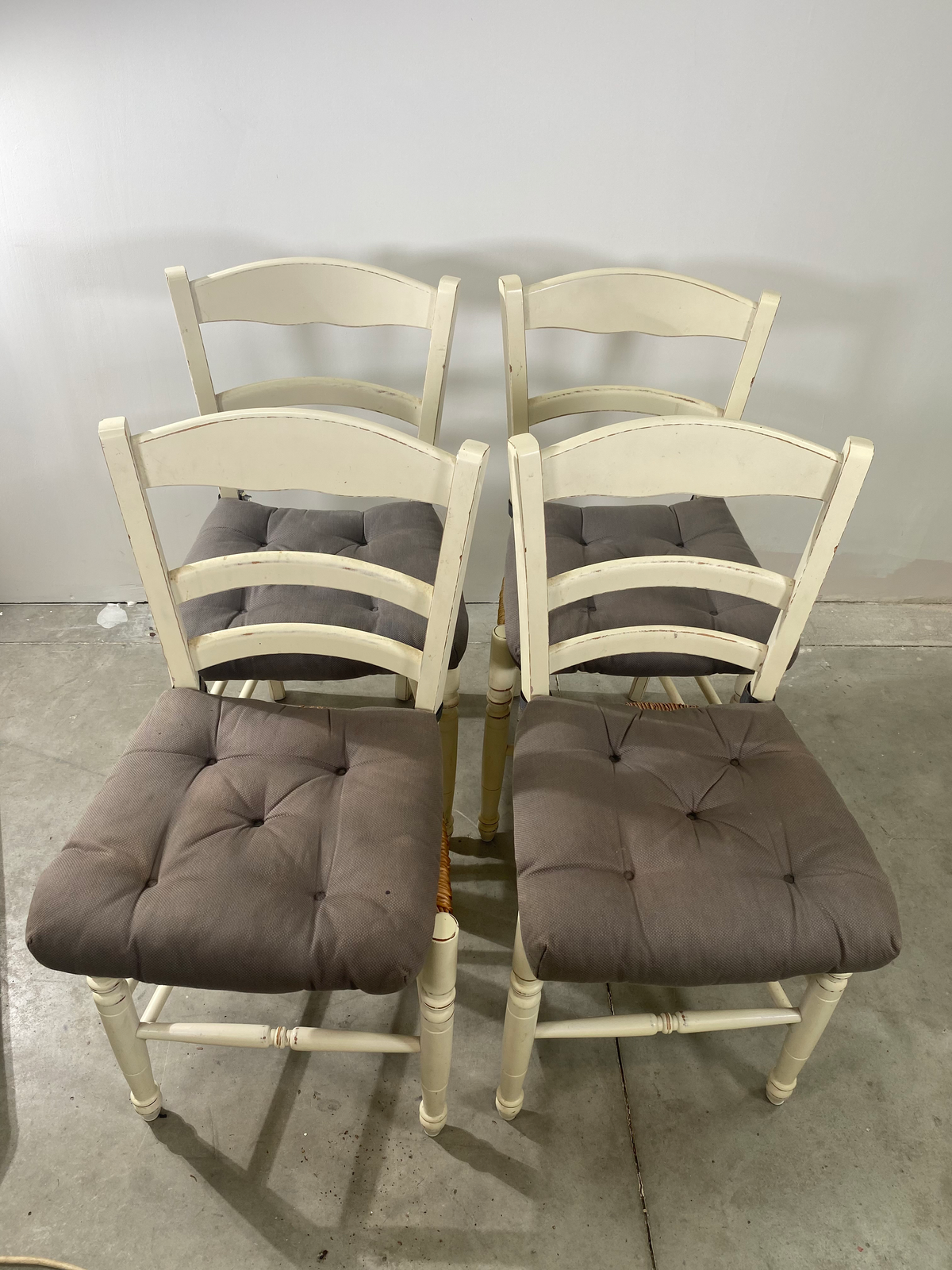 Chaise en bois peint blanc à galette grise capitonnée