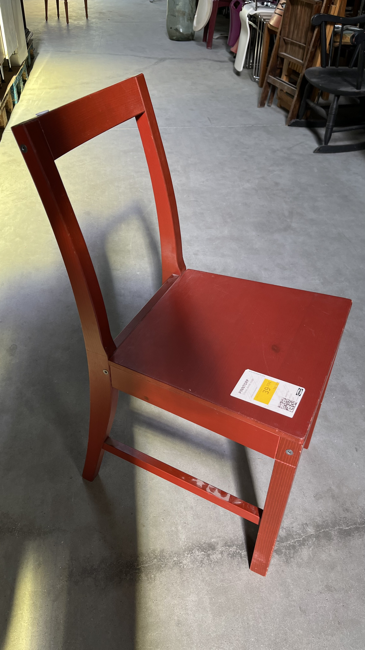 Chaise en bois peint rouge