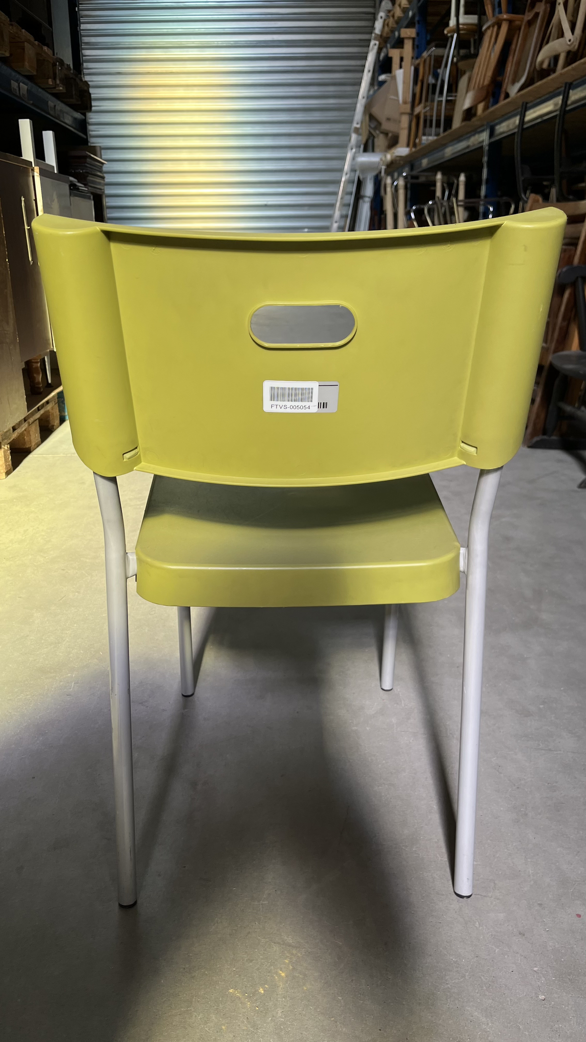 Chaise en plastique vert anis sur pieds en métal blanc