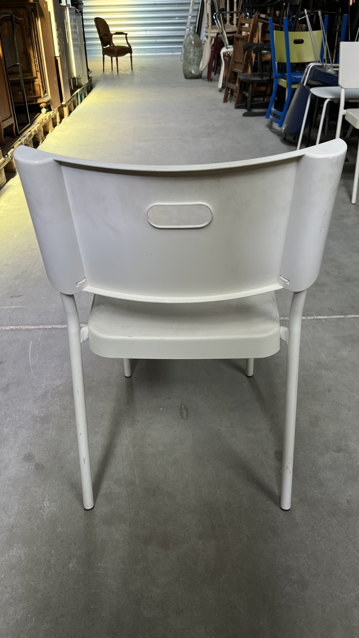 Chaise en plastique blanc sur pieds en métal
