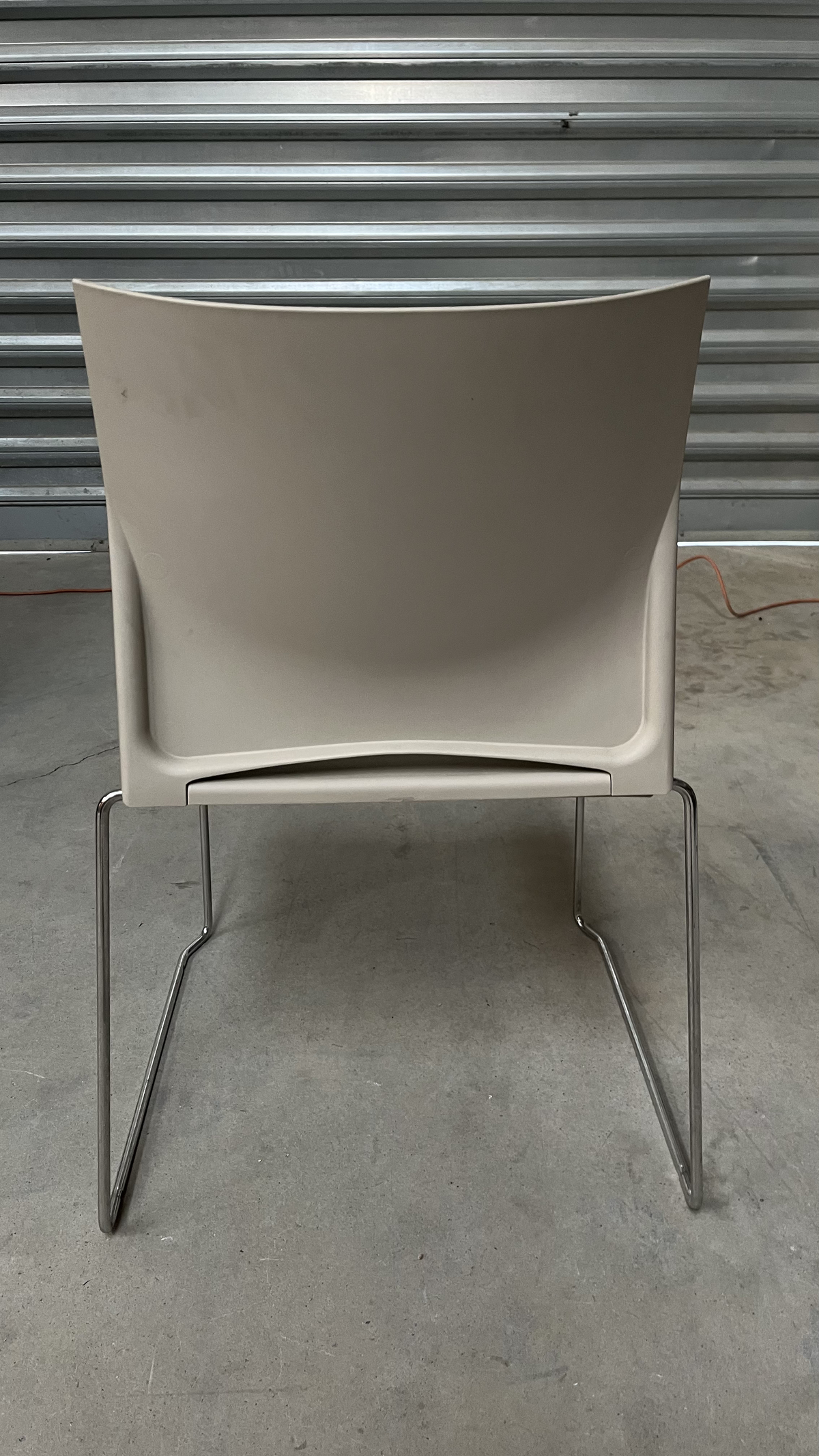 Chaise luge à coque beige sur piètement chromé