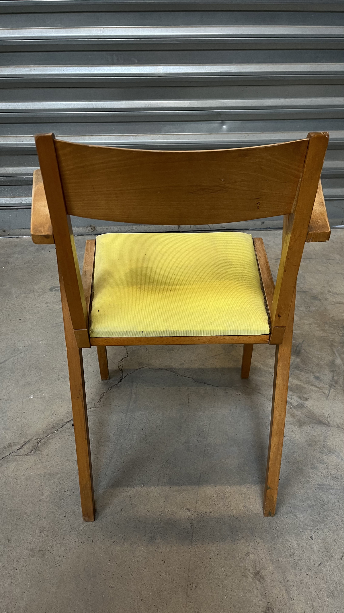 Fauteuil vintage en bois à assise jaune