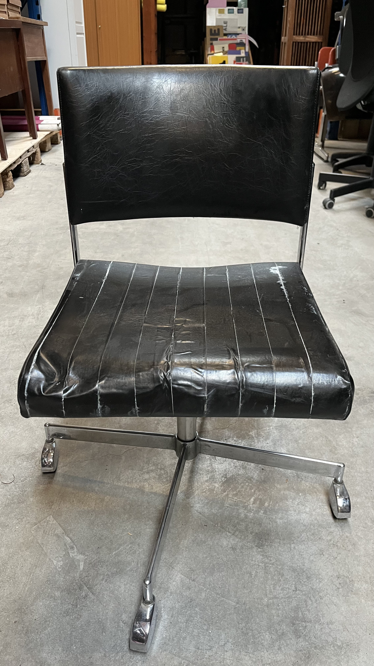 Chaise de bureau vintage en cuir noir et métal chromé