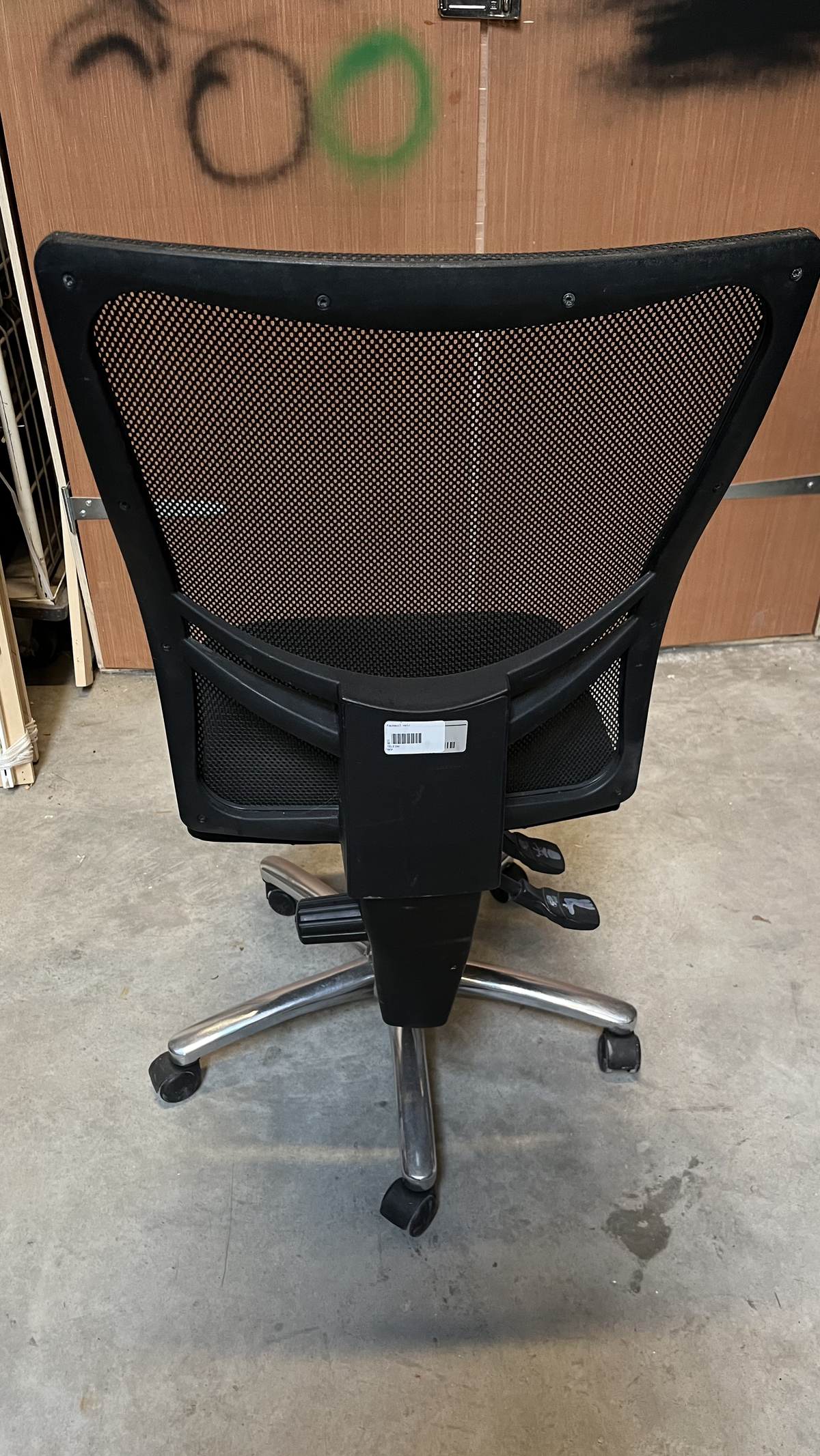Chaise de bureau noire à dossier en résille sans accoudoirs