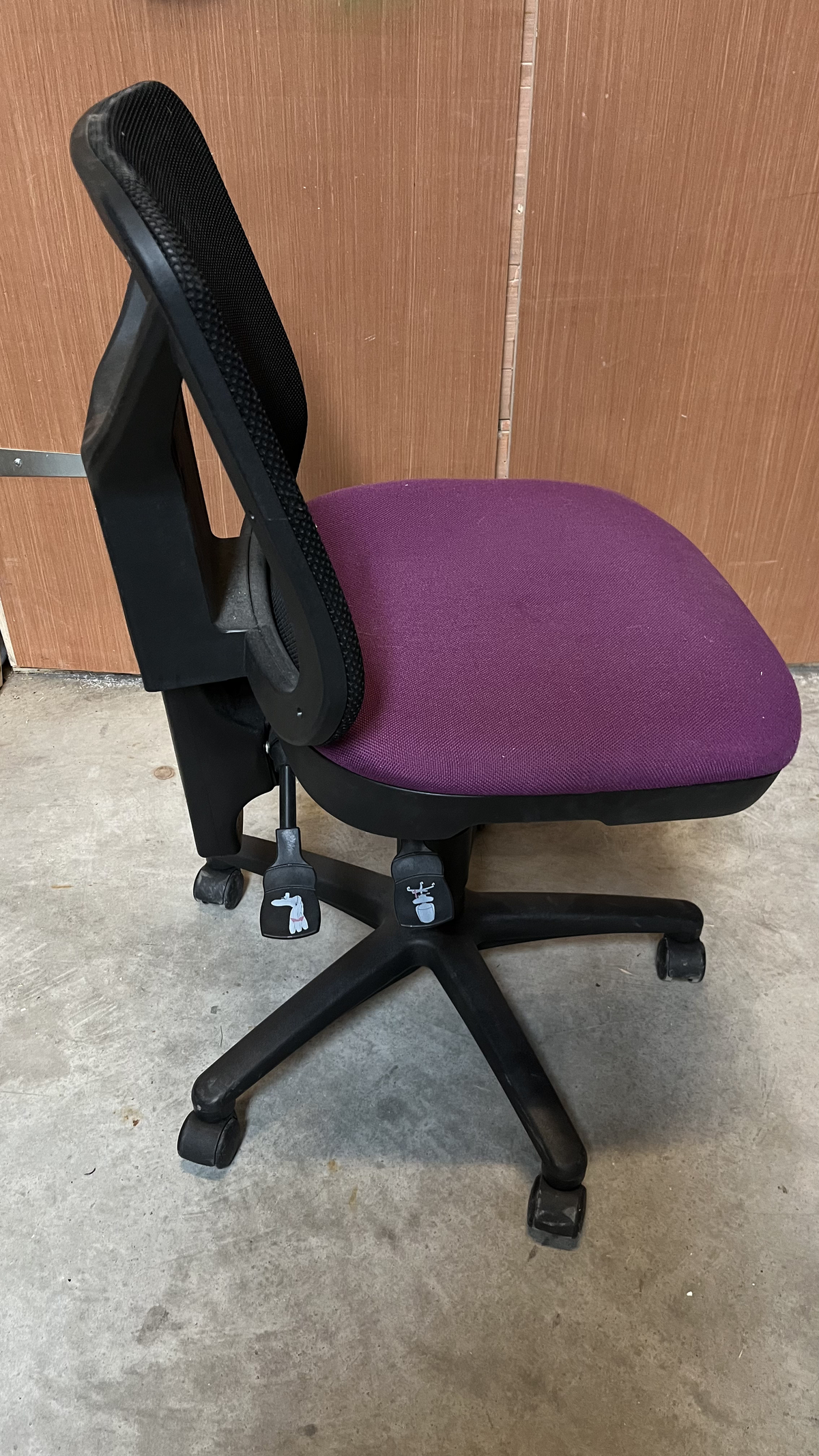 Chaise de bureau à dossier en résille et assise violette