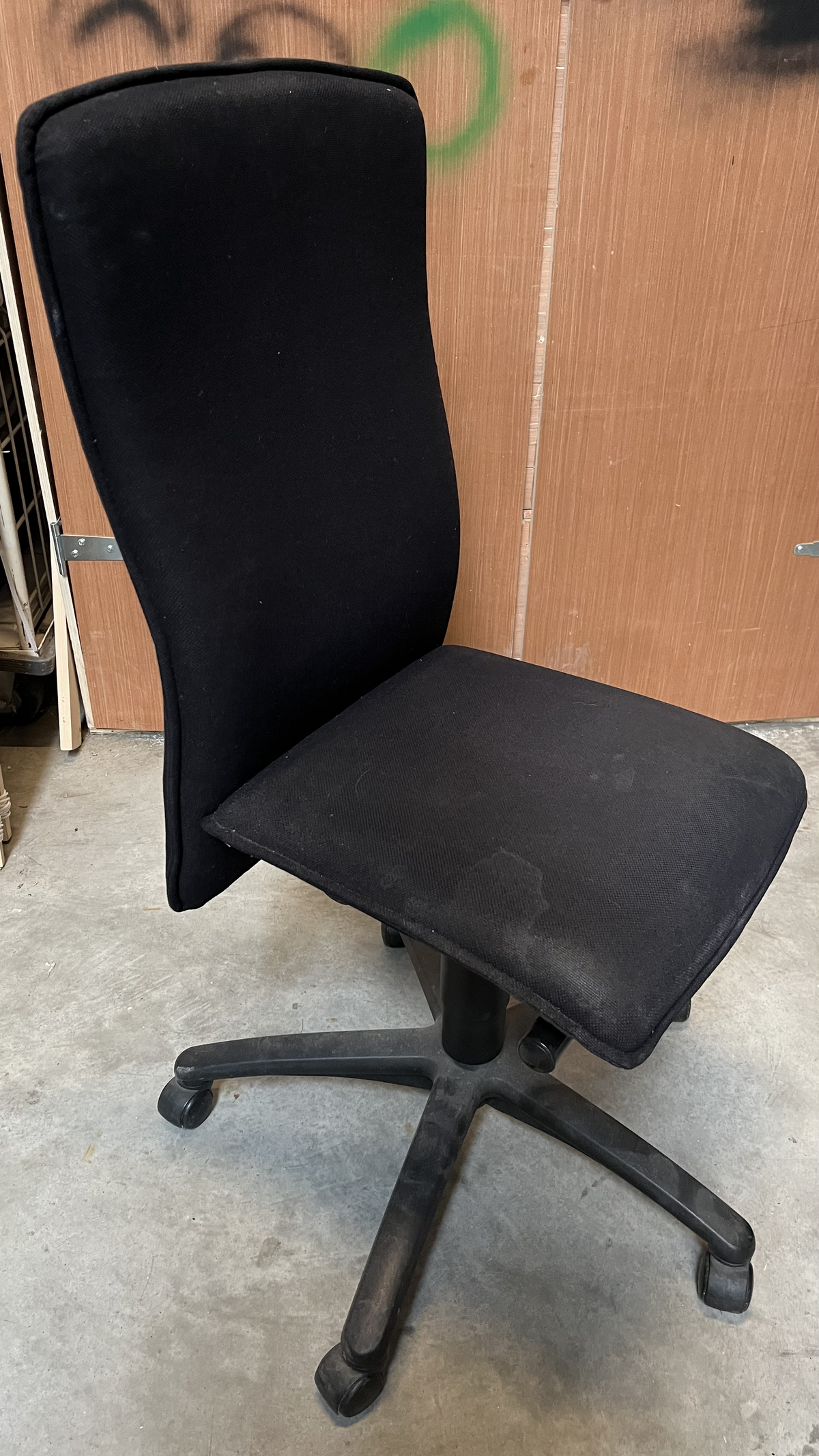 Chaise de bureau en tissu noir à haut dossier sans accoudoirs