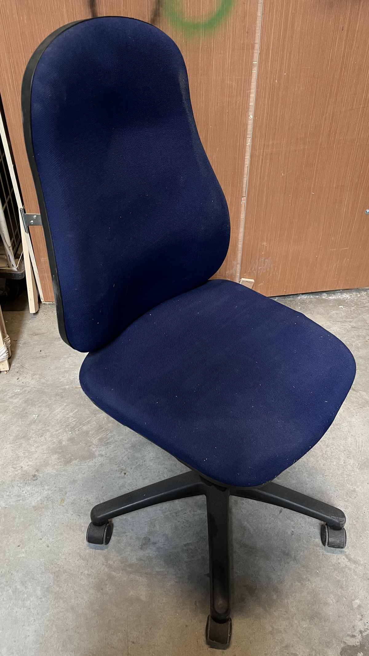 Chaise de bureau à roulettes en tissu bleu marine à haut dossier