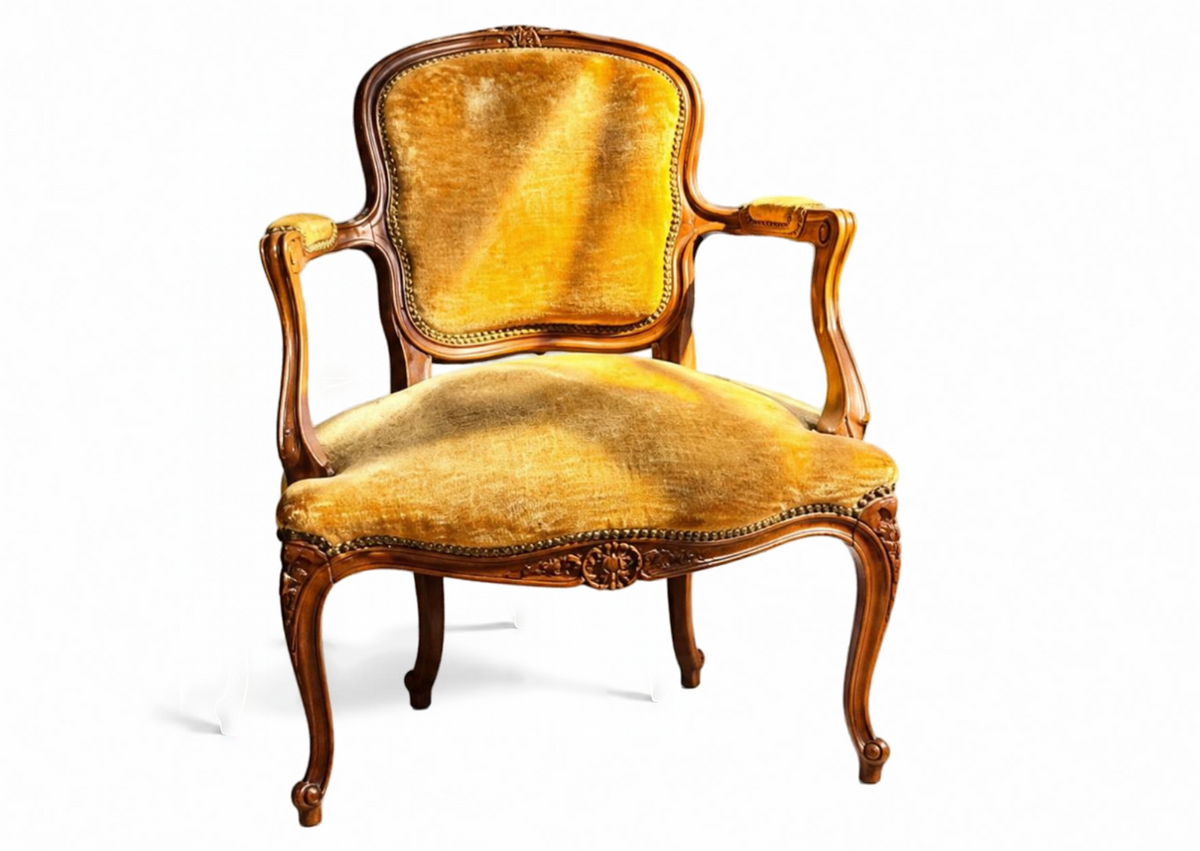 Fauteuil cabriolet de style Louis XV en velours moutarde (H 90 cm)