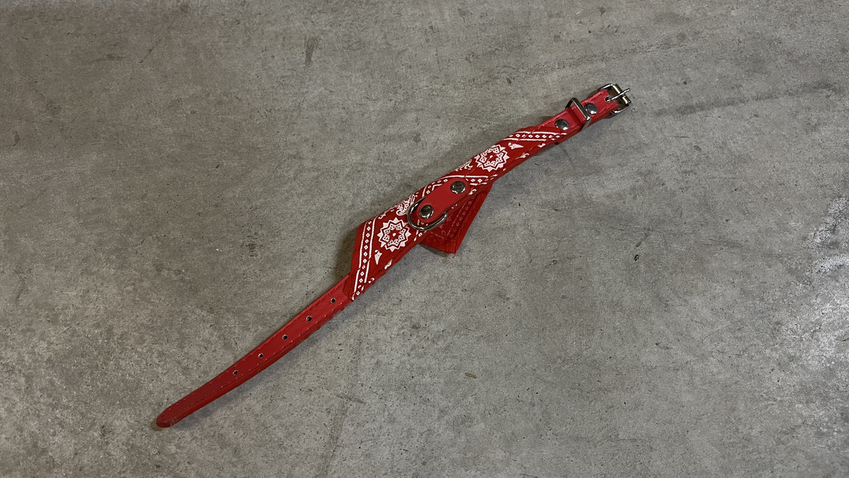 Collier rouge à motif bandana