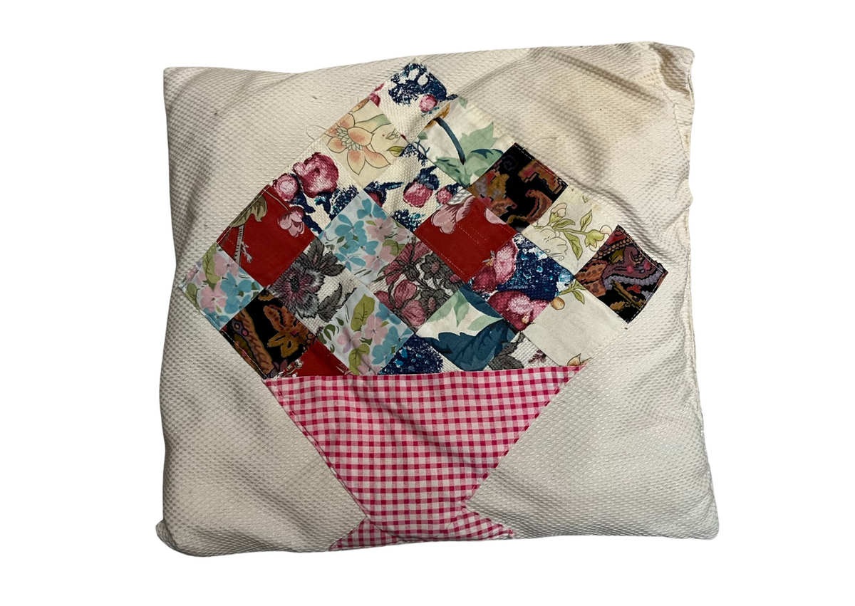 Coussin carré écru à motif patchwork