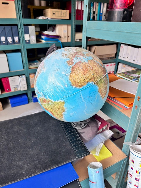 Globe terrestre à carte physique