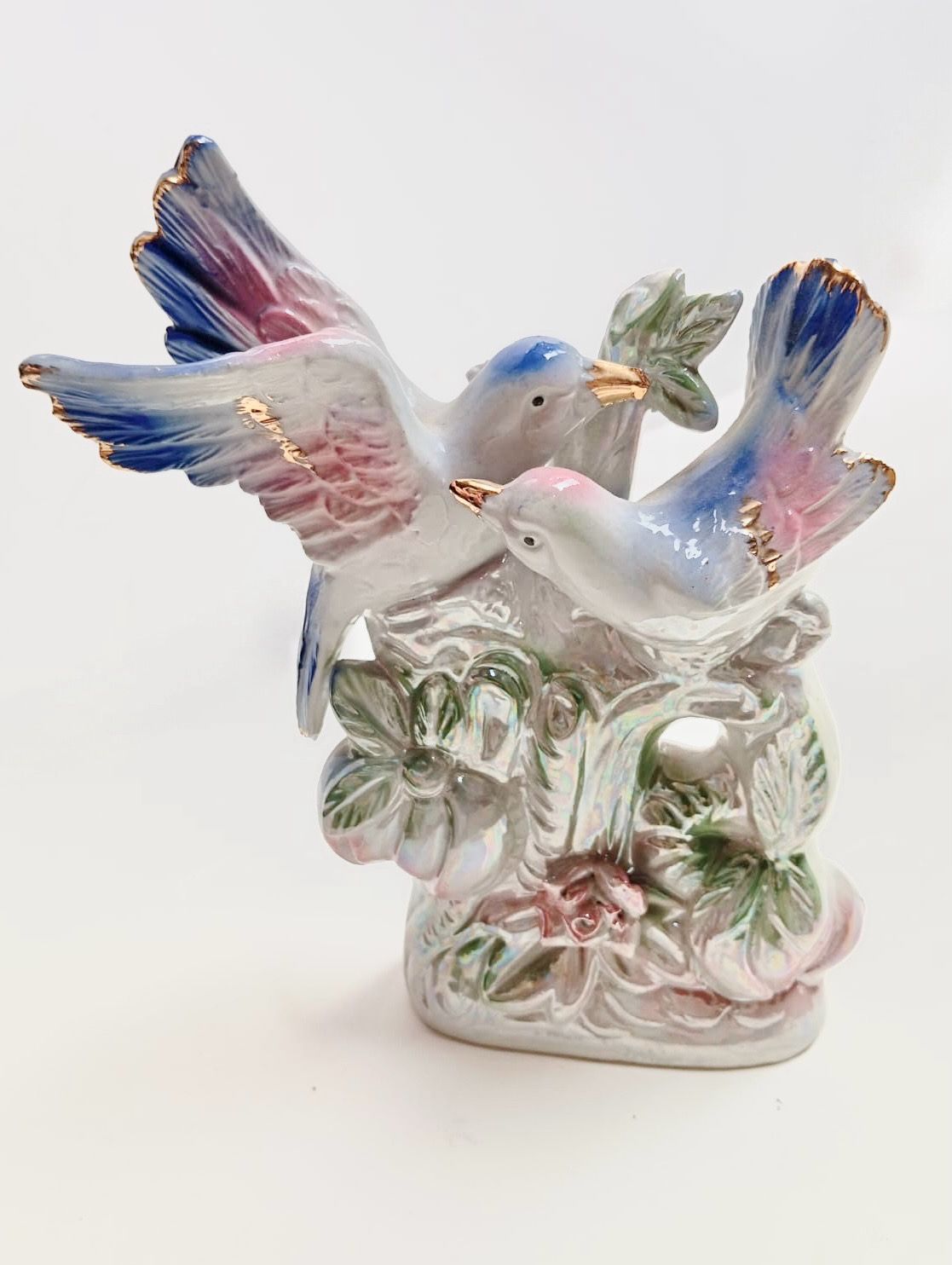Statuette d'oiseaux sur fleurs