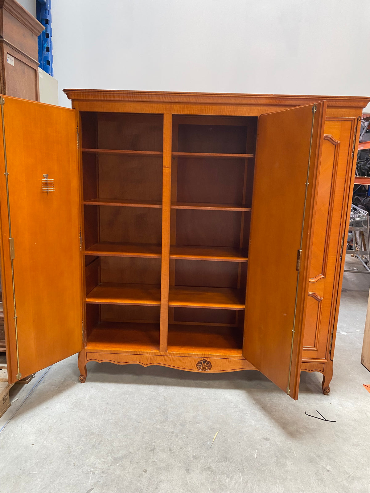 Armoire en bois à trois portes