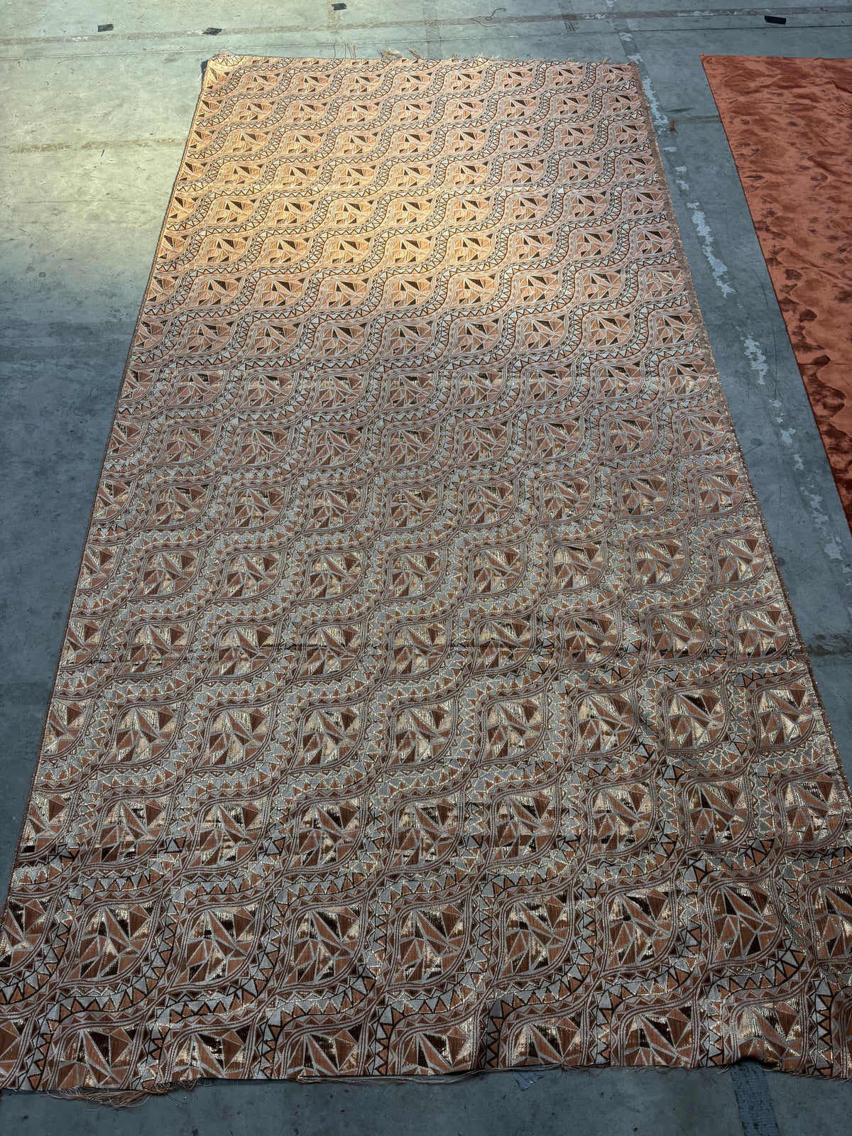 Tissu rose à motifs brillants