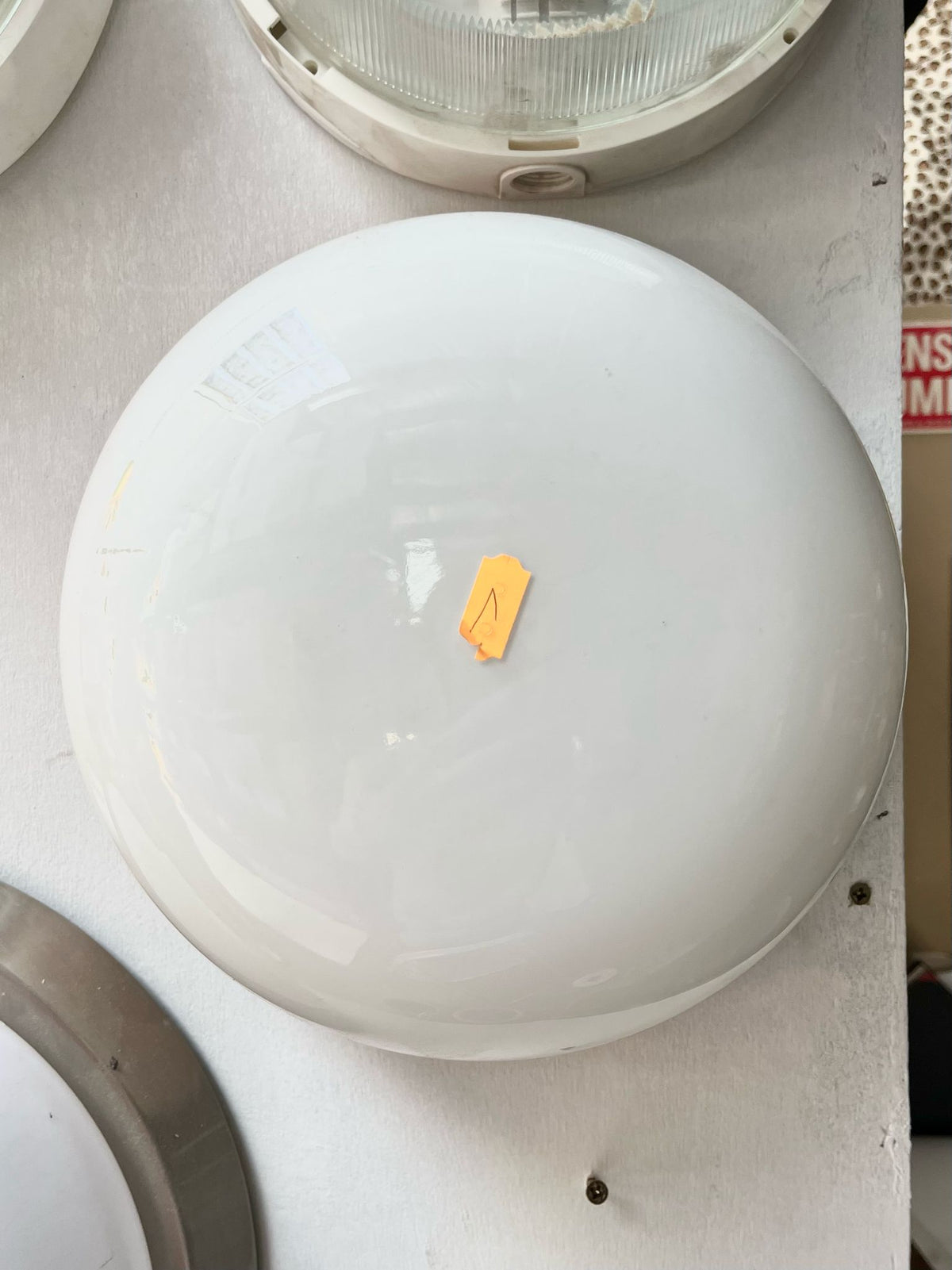 Lampe murale ronde blanche