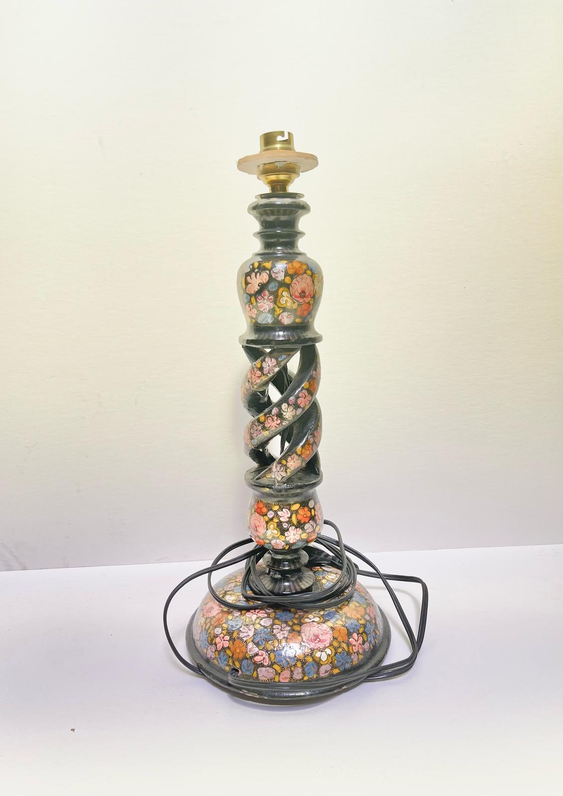 Pied de lampe torsadée fleurie