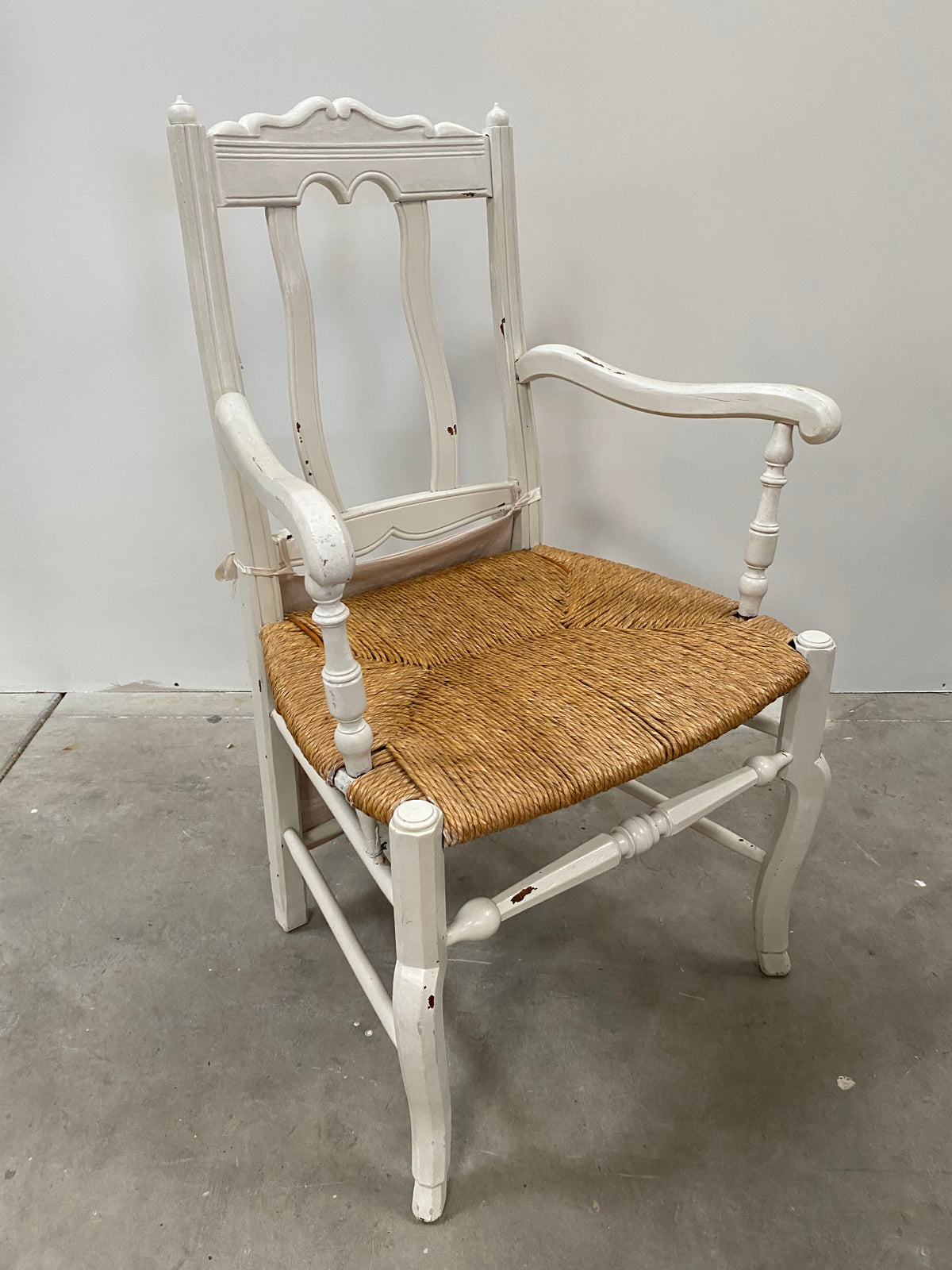Chaise ancienne de salon blanche