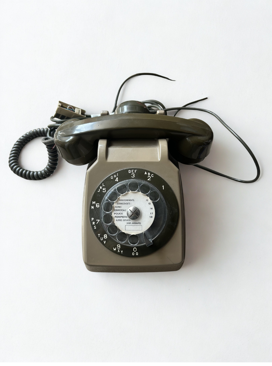Téléphone à cadran avec écouteur - Fiche gigogne