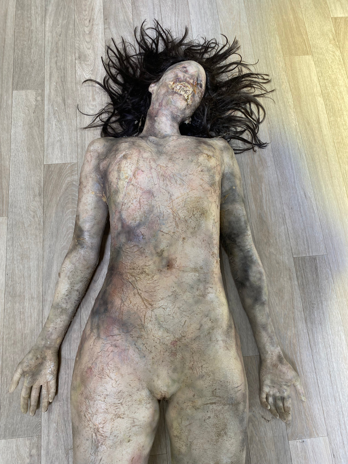 Faux Cadavre Femme 2 - Mousse & Latex