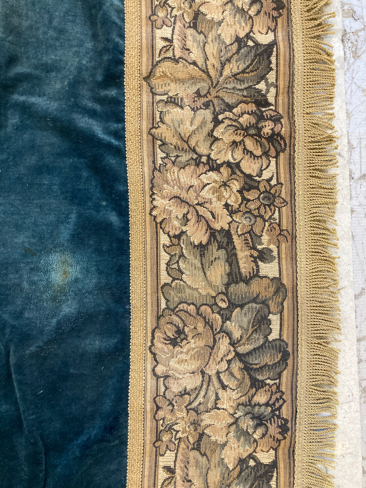 Tapis carré vert et jaune