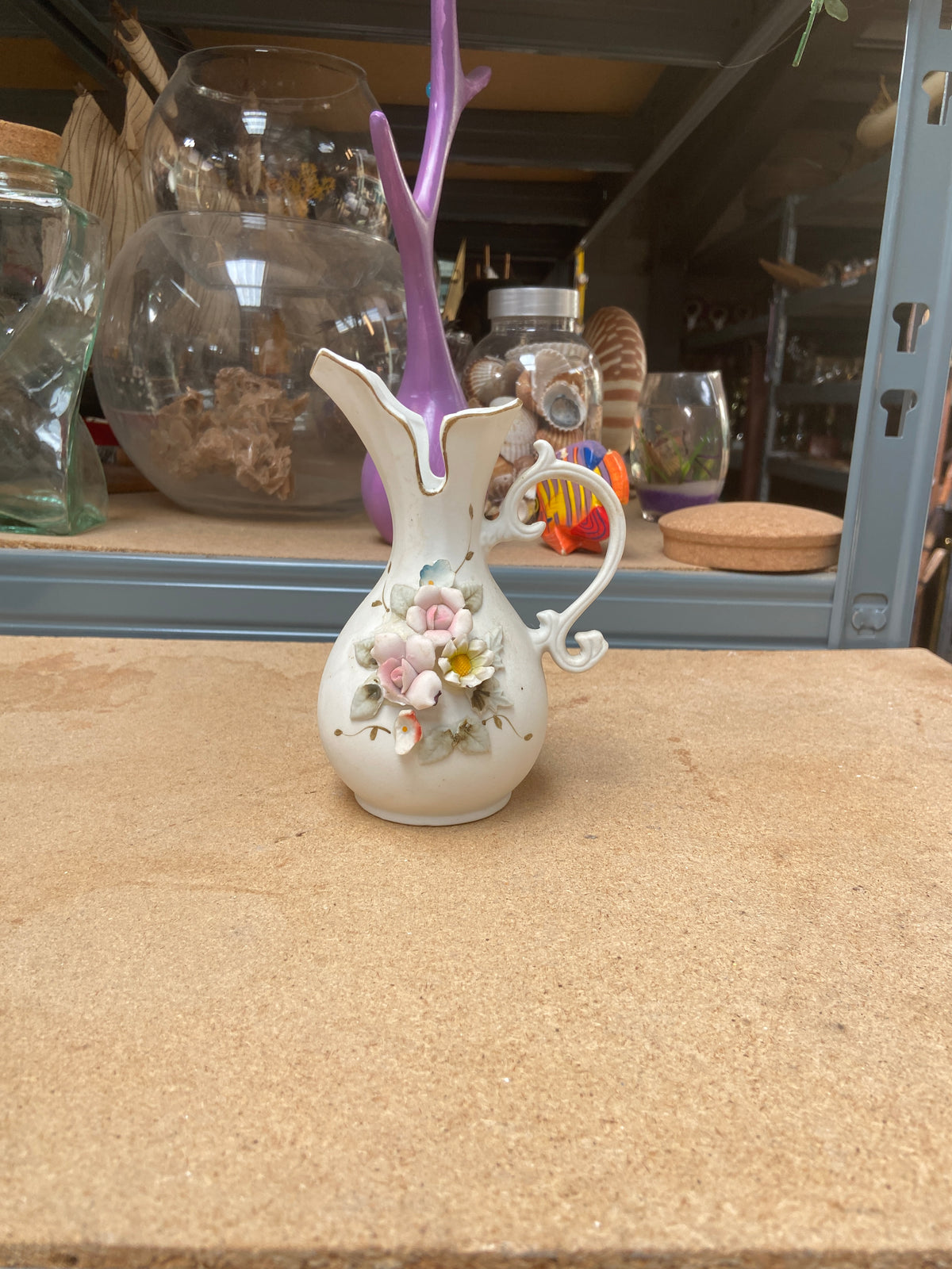 Vase - blanc - motif fleuri relief