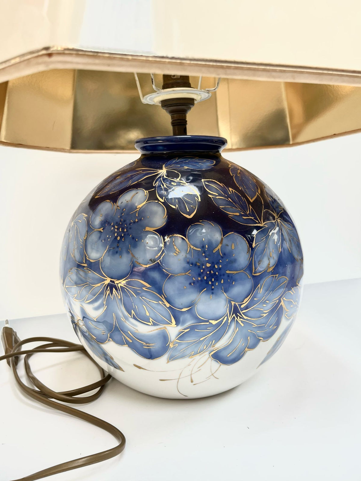 Lampe en céramique beige fleur bleue