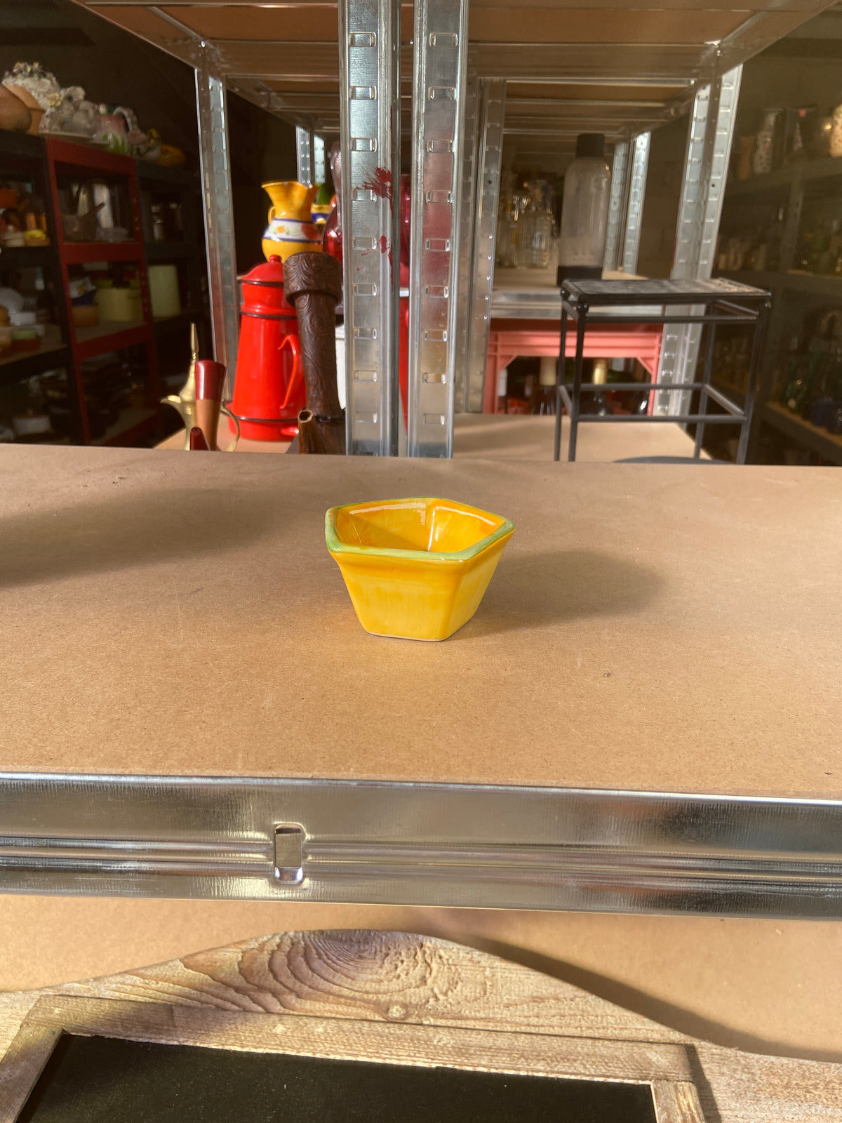 Vase - jaune - liseré vert