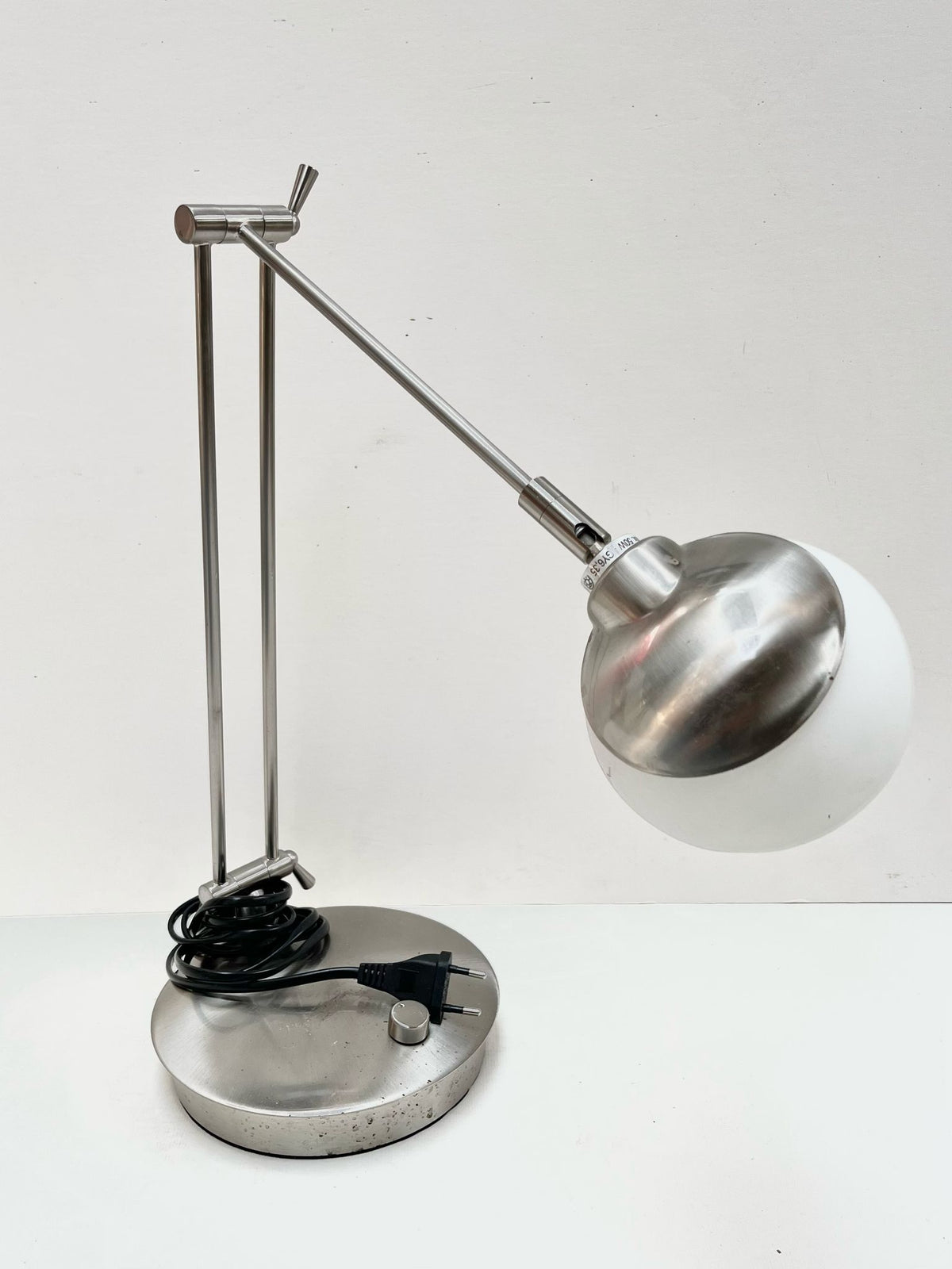 Lampe de bureau argentée et blanche