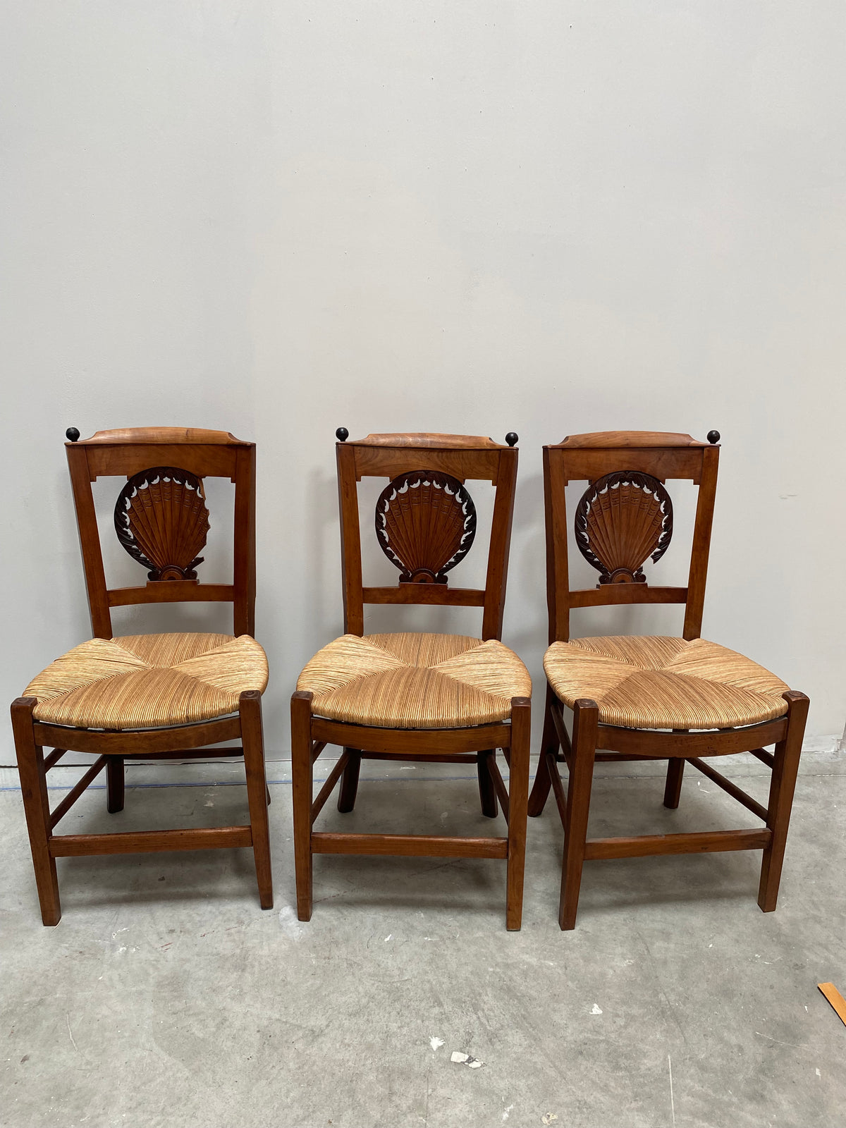 Chaise de salon en paille et bois