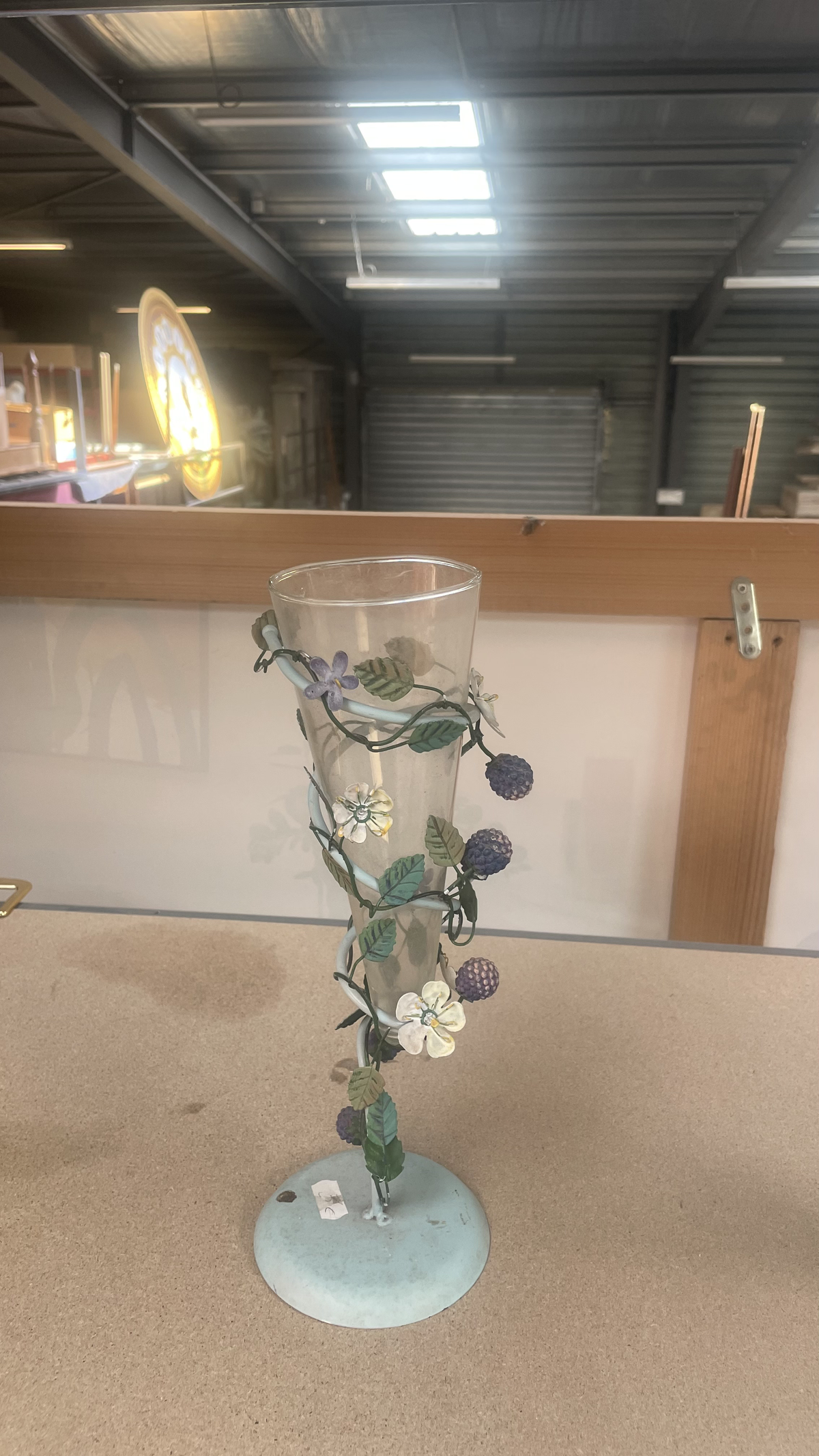 Vase avec décoration mûres - verre & metal