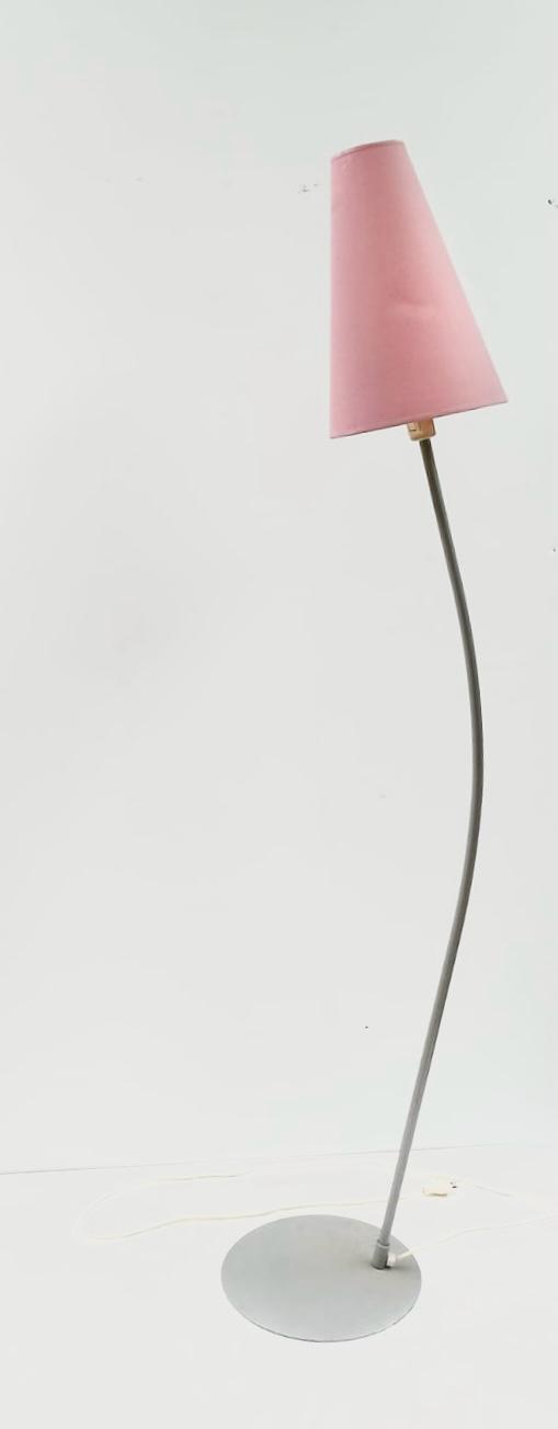 Lampadaire argenté et rose